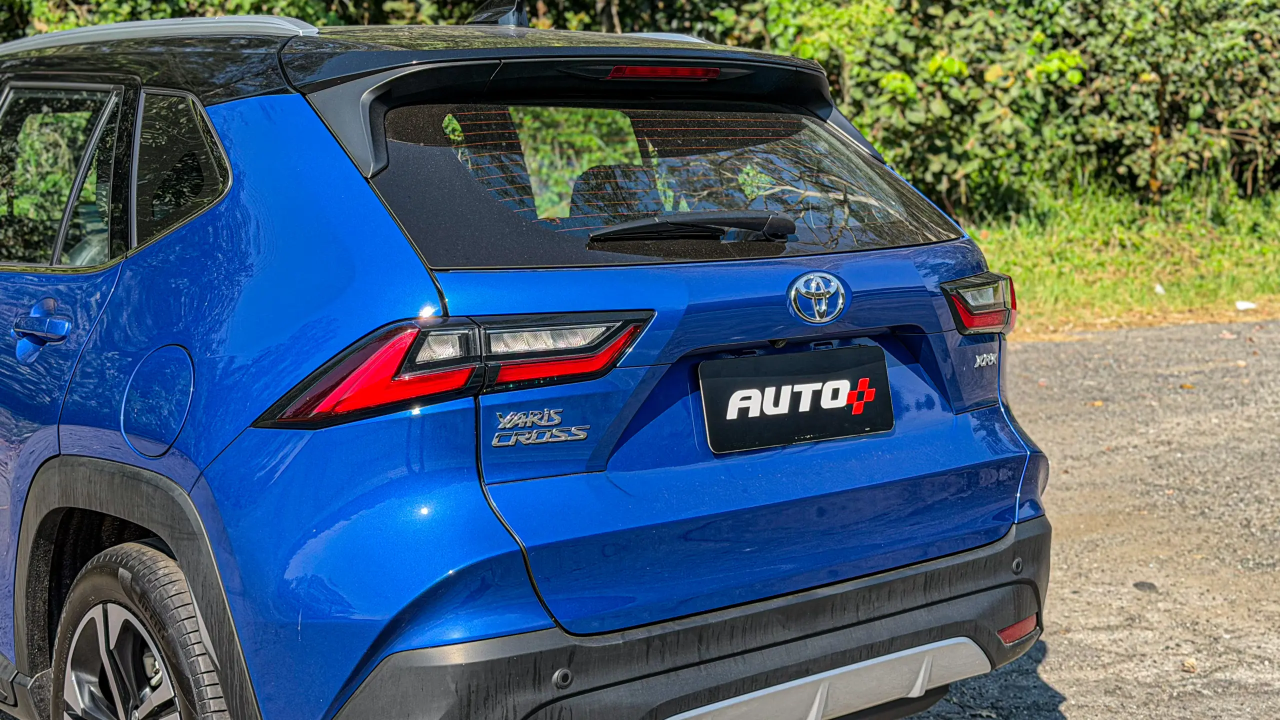 Toyota Yaris Cross XRX estático na cor Azul Netuno