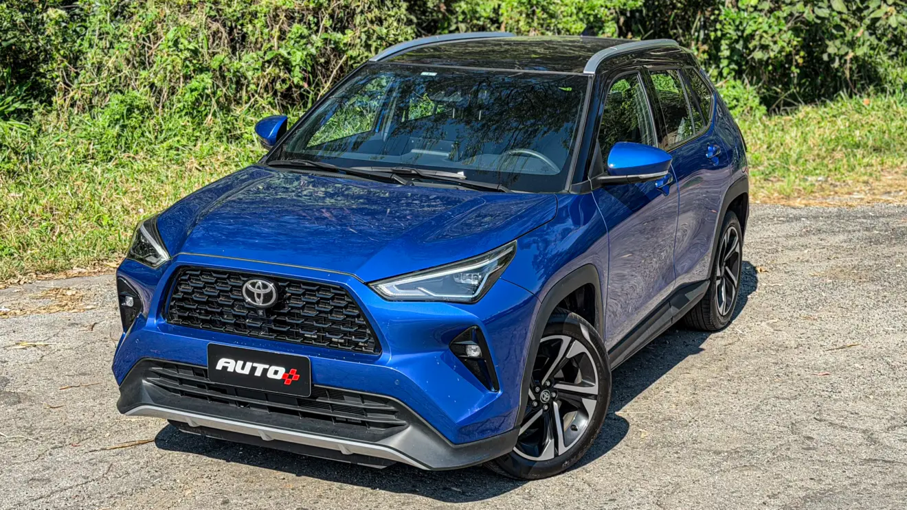 Toyota Yaris Cross XRX estático na cor Azul Netuno