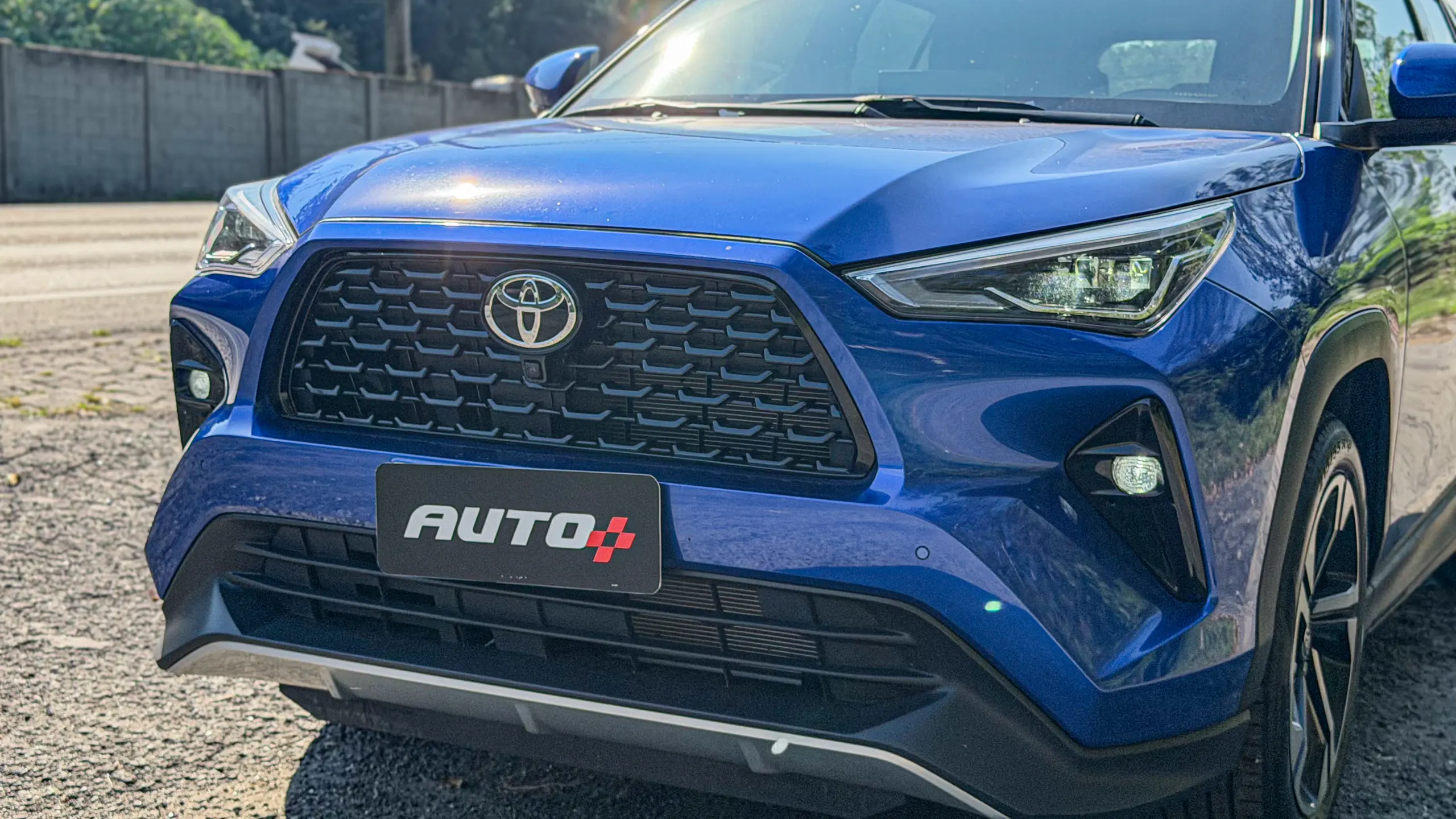 Toyota Yaris Cross XRX estático na cor Azul Netuno
