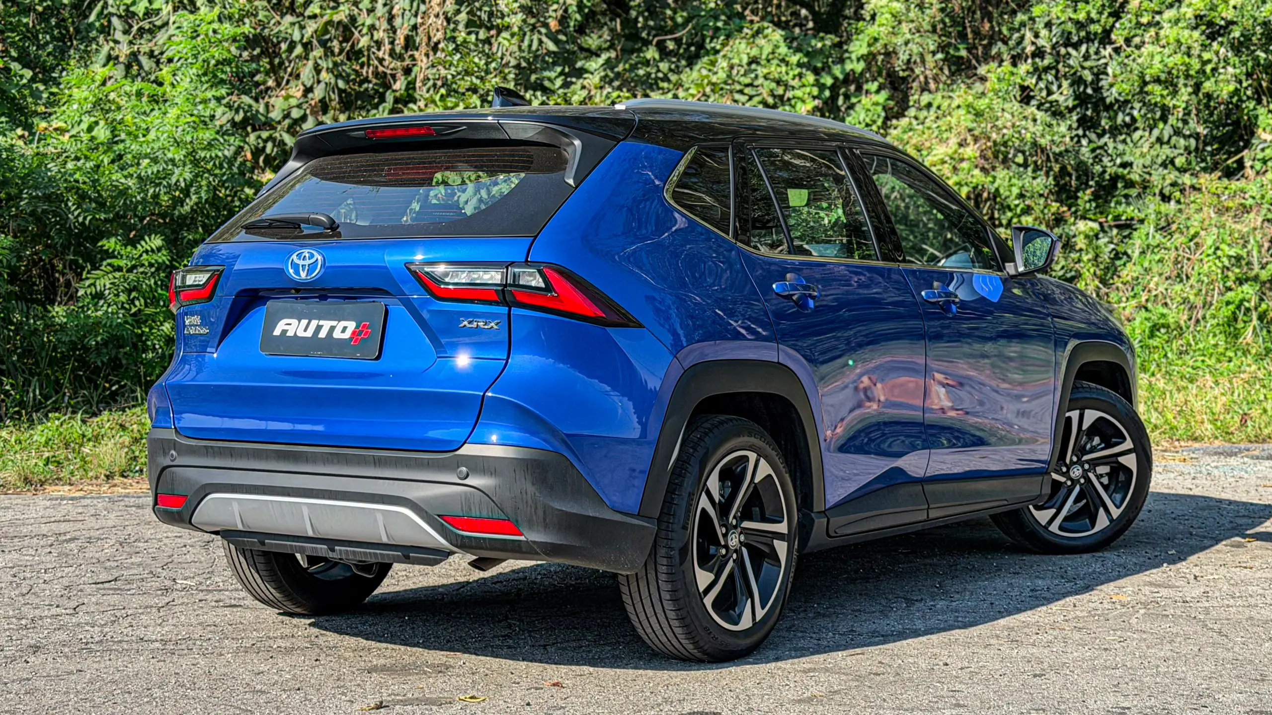 Toyota Yaris Cross XRX estático na cor Azul Netuno