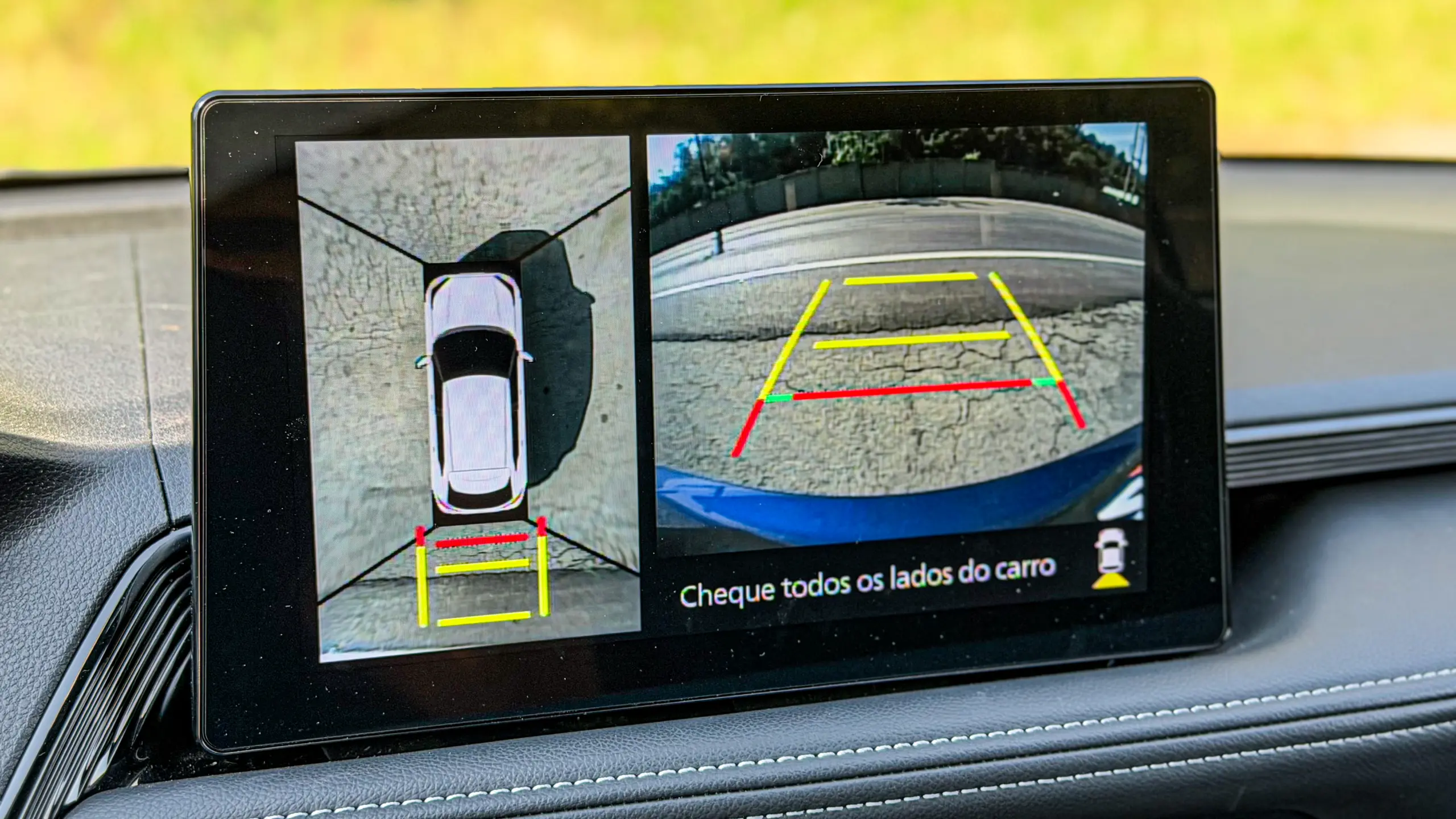 Interior do Toyota Yaris Cross XRX para avaliação