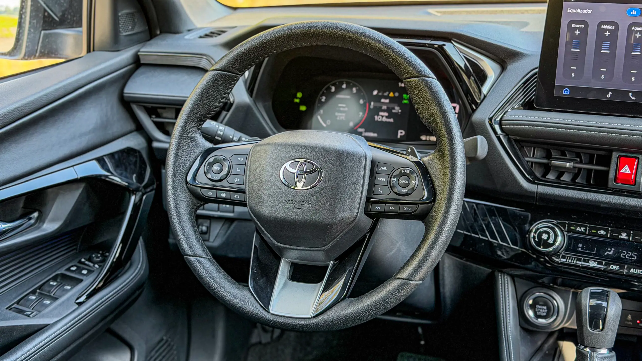 Interior do Toyota Yaris Cross XRX para avaliação