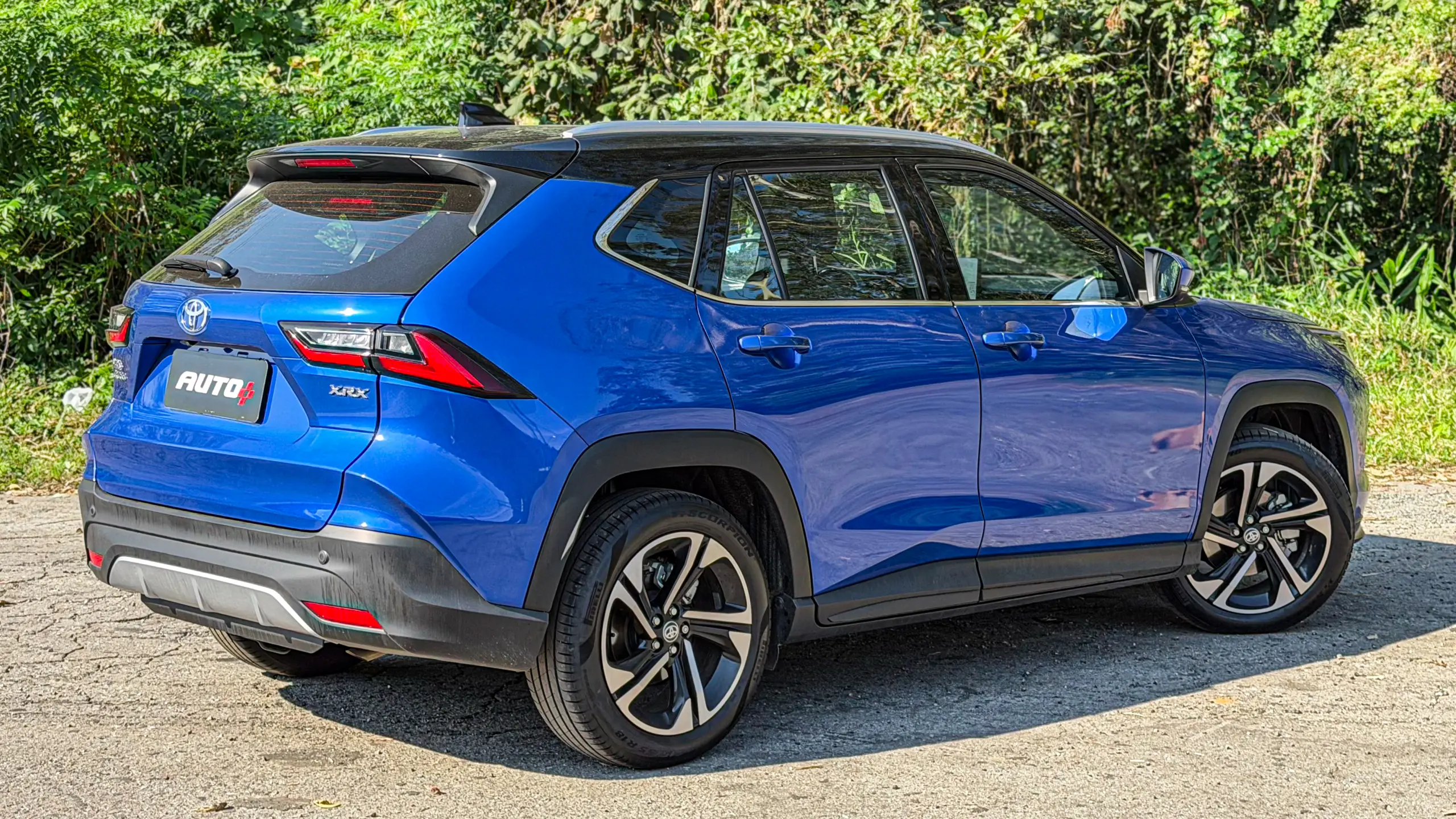 Toyota Yaris Cross XRX estático na cor Azul Netuno