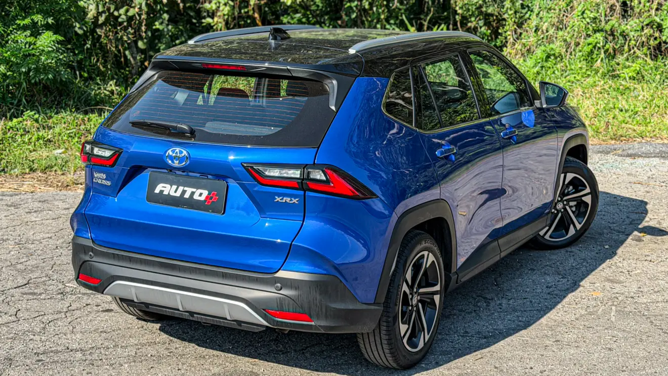 Toyota Yaris Cross XRX estático na cor Azul Netuno