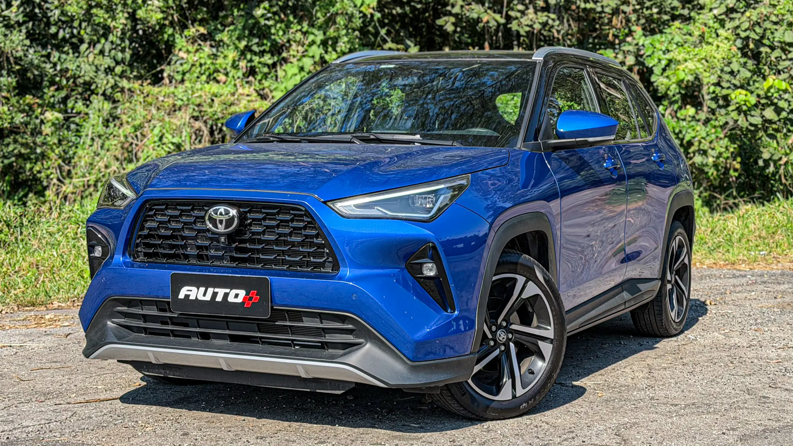 Toyota Yaris Cross XRX estático na cor Azul Netuno