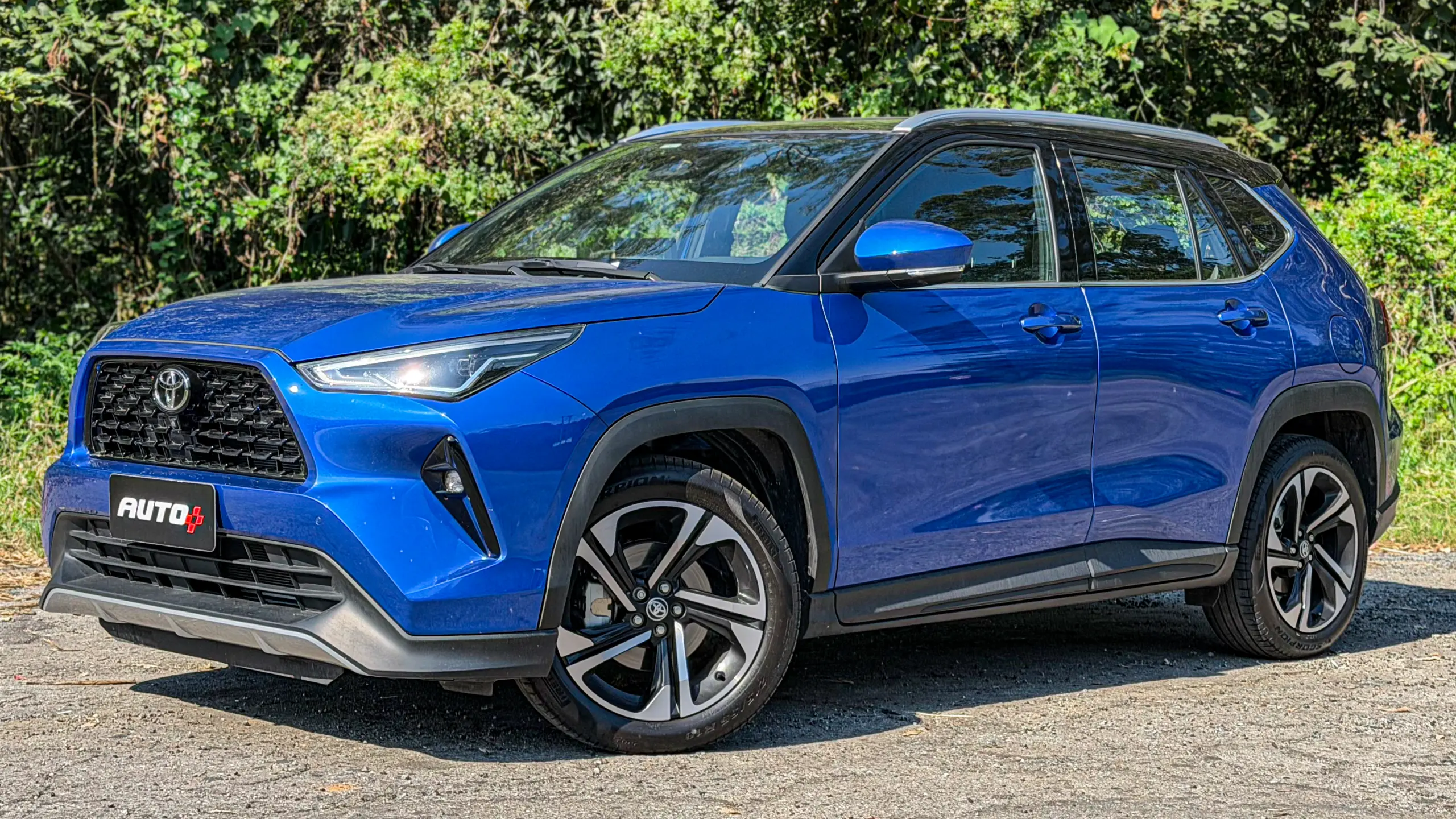 Toyota Yaris Cross XRX estático na cor Azul Netuno
