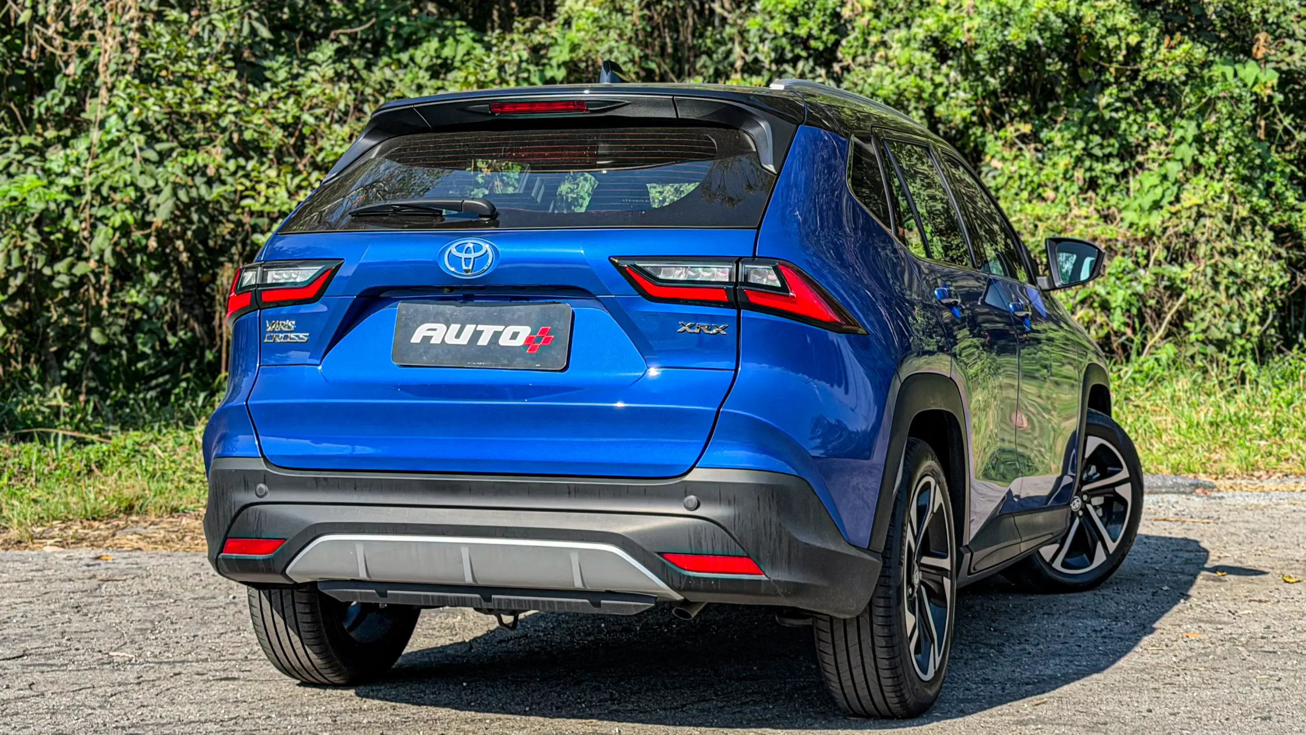 Toyota Yaris Cross XRX estático na cor Azul Netuno