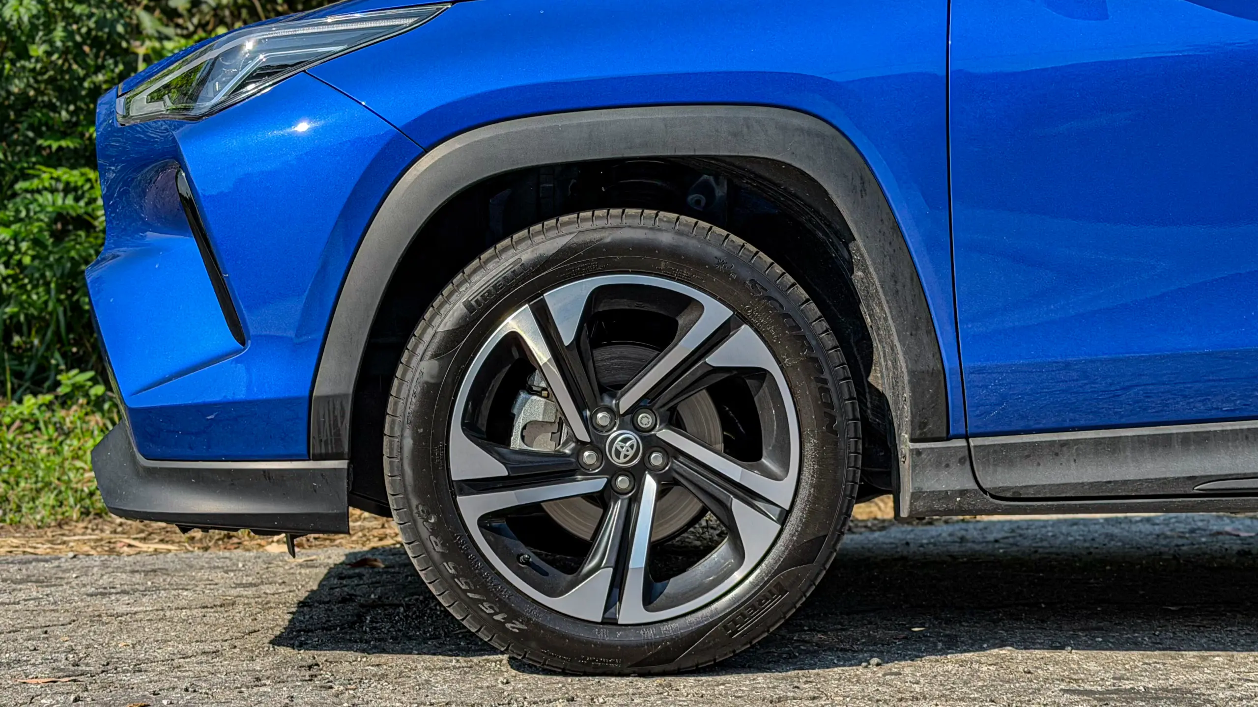 Toyota Yaris Cross XRX estático na cor Azul Netuno e suas rodas