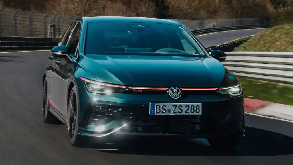 Volkswagen Golf GTI Edition 50 verde de dianteira em nürburgring