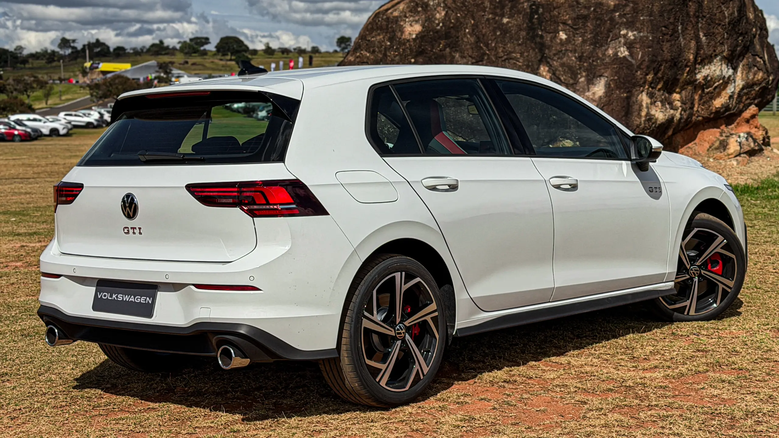 Volkswagen Golf GTI estático na cor branca no gramado