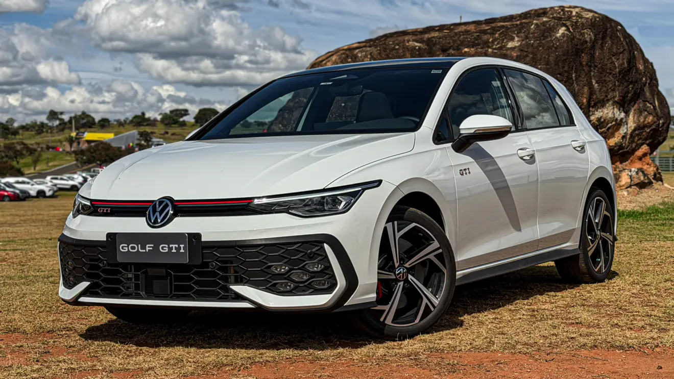 Volkswagen Golf GTI estático na cor branca no gramado