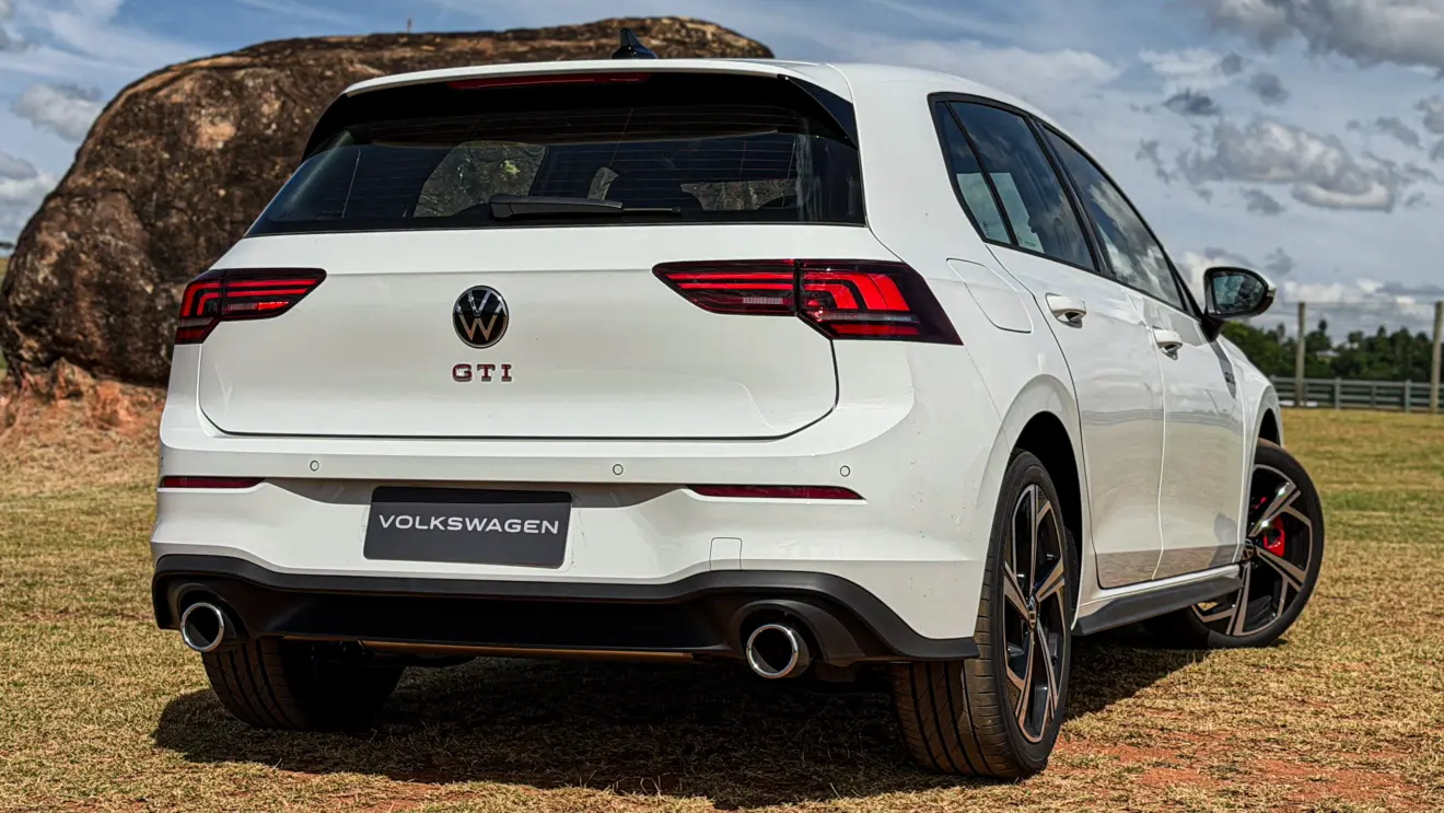 Volkswagen Golf GTI estático na cor branca no gramado usa motor a combustão