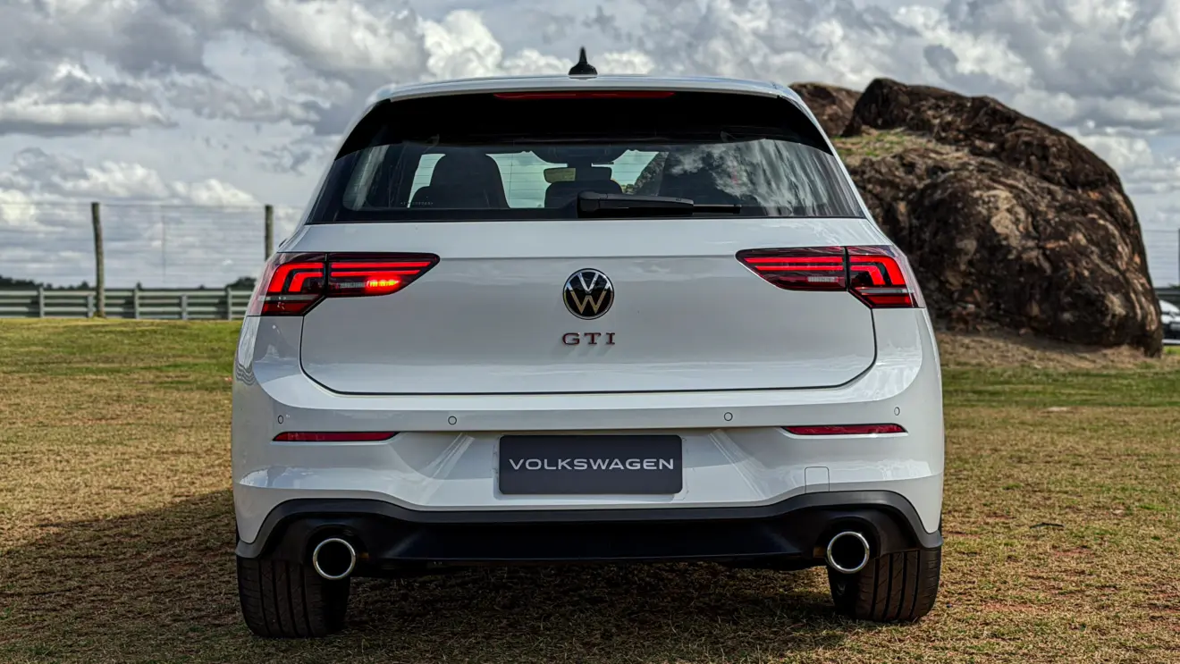 Volkswagen Golf GTI estático na cor branca no gramado