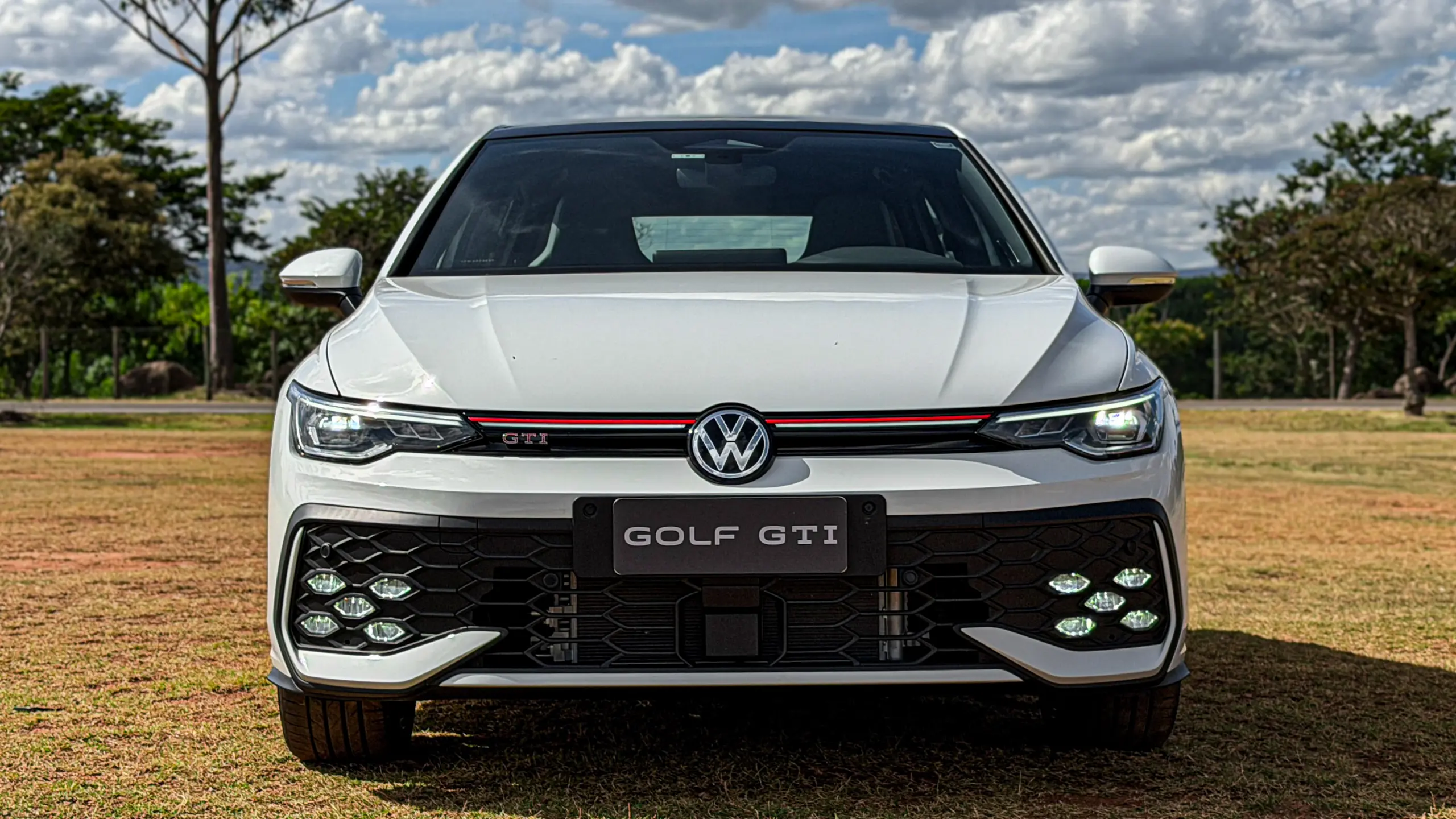 Volkswagen Golf GTI estático na cor branca no gramado