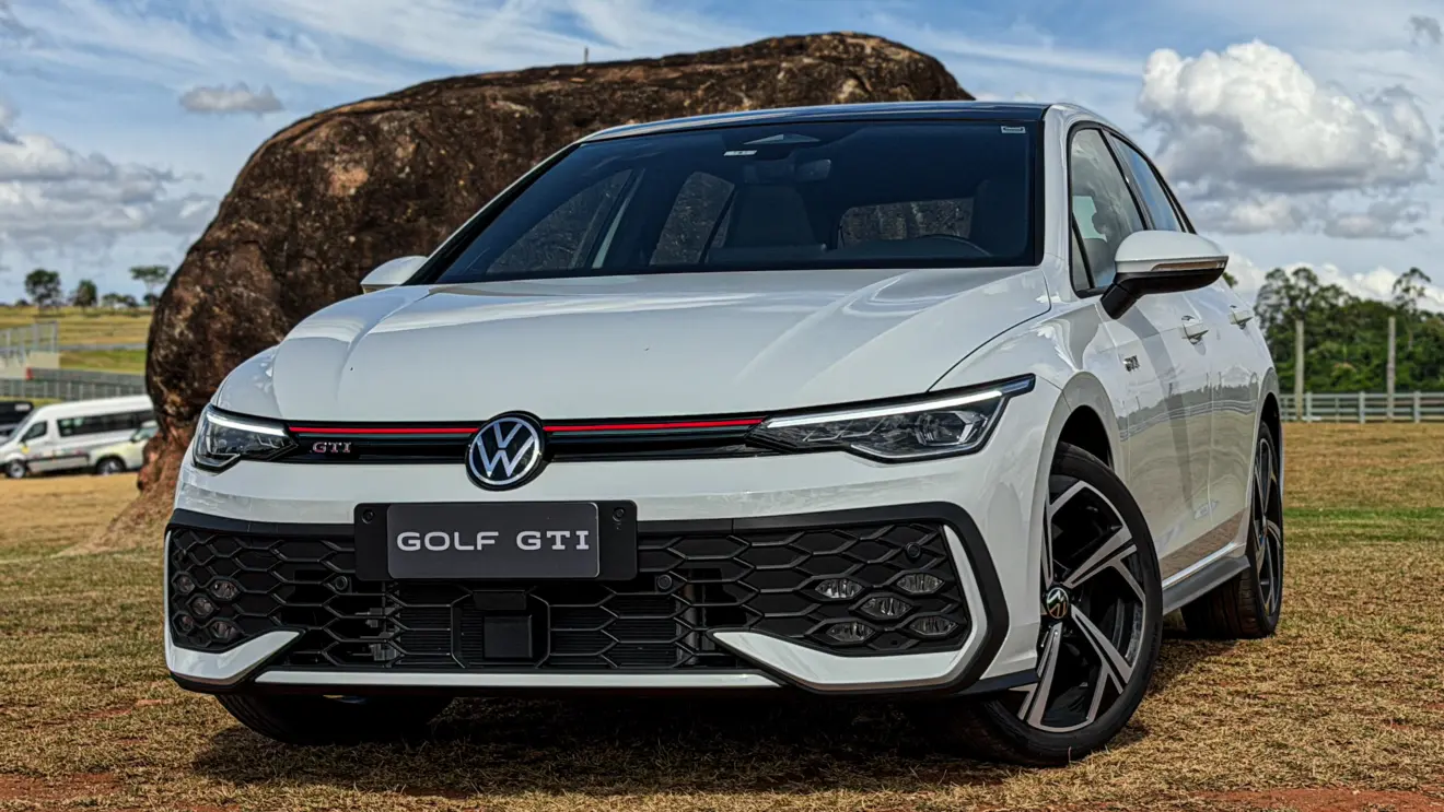 Volkswagen Golf GTI estático na cor branca no gramado usa motor a combustão