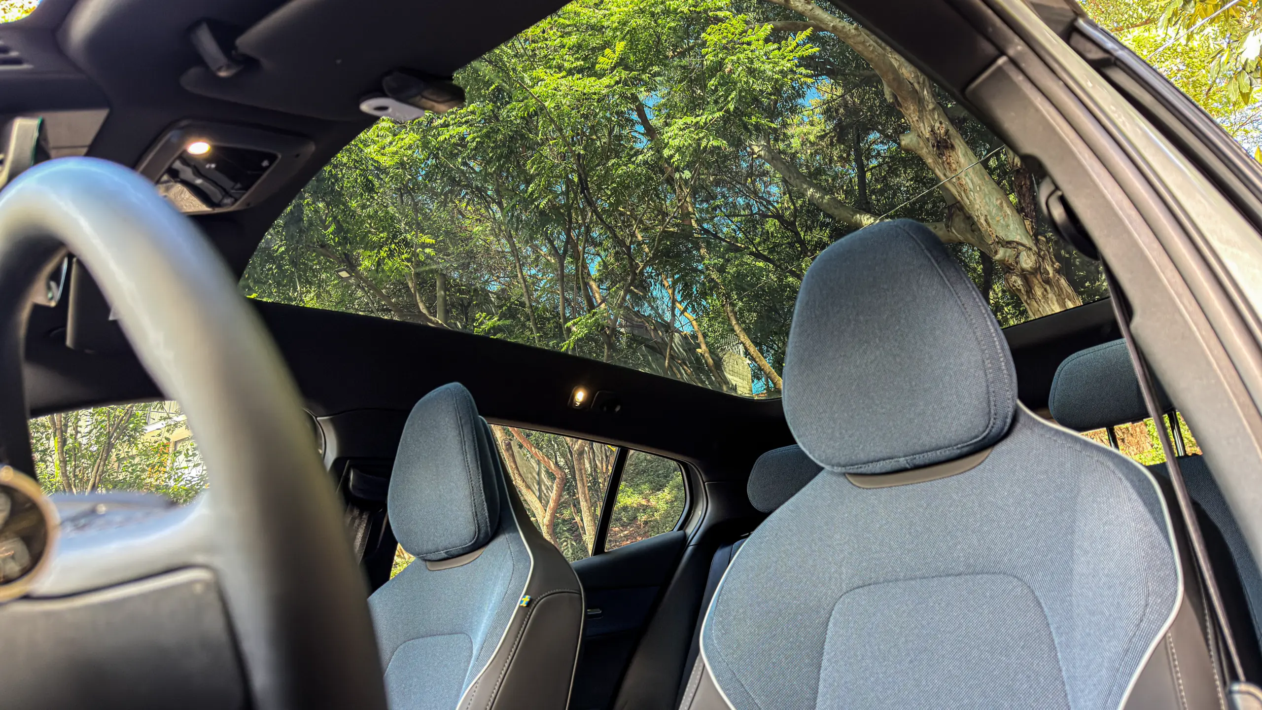 Volvo EX30 Cross Country estático no interior para avaliação e teste