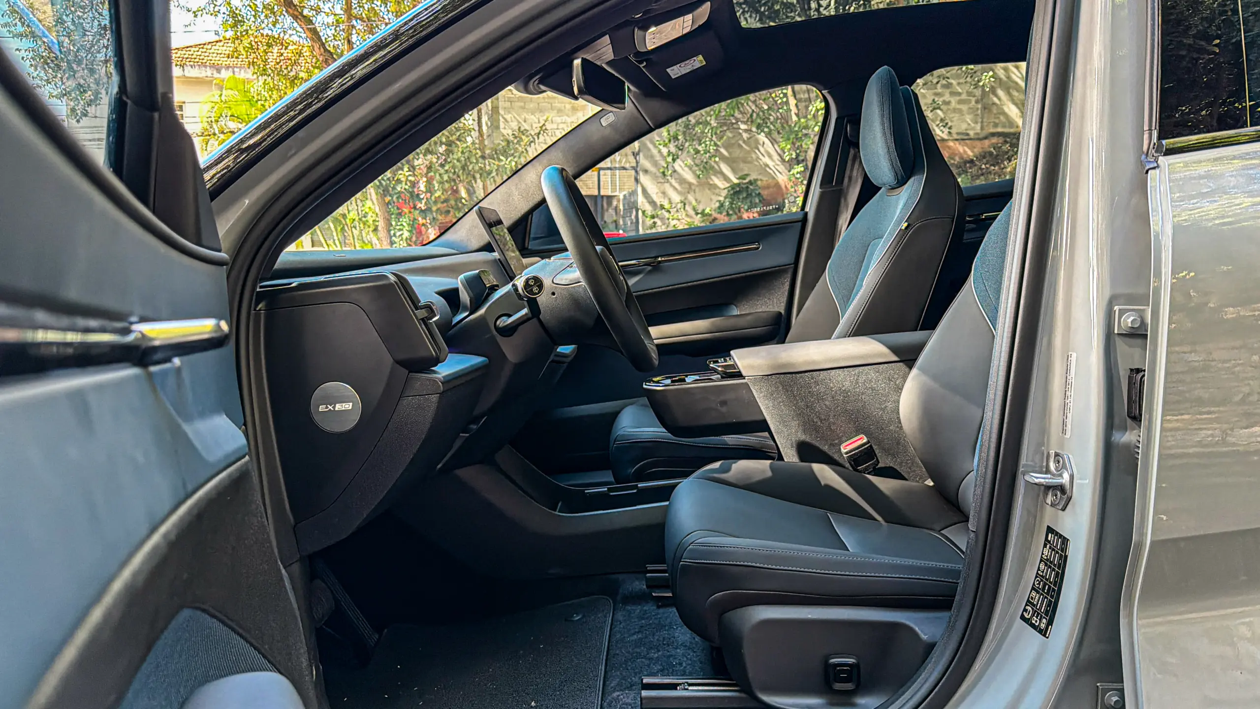 Volvo EX30 Cross Country estático no interior para avaliação e teste
