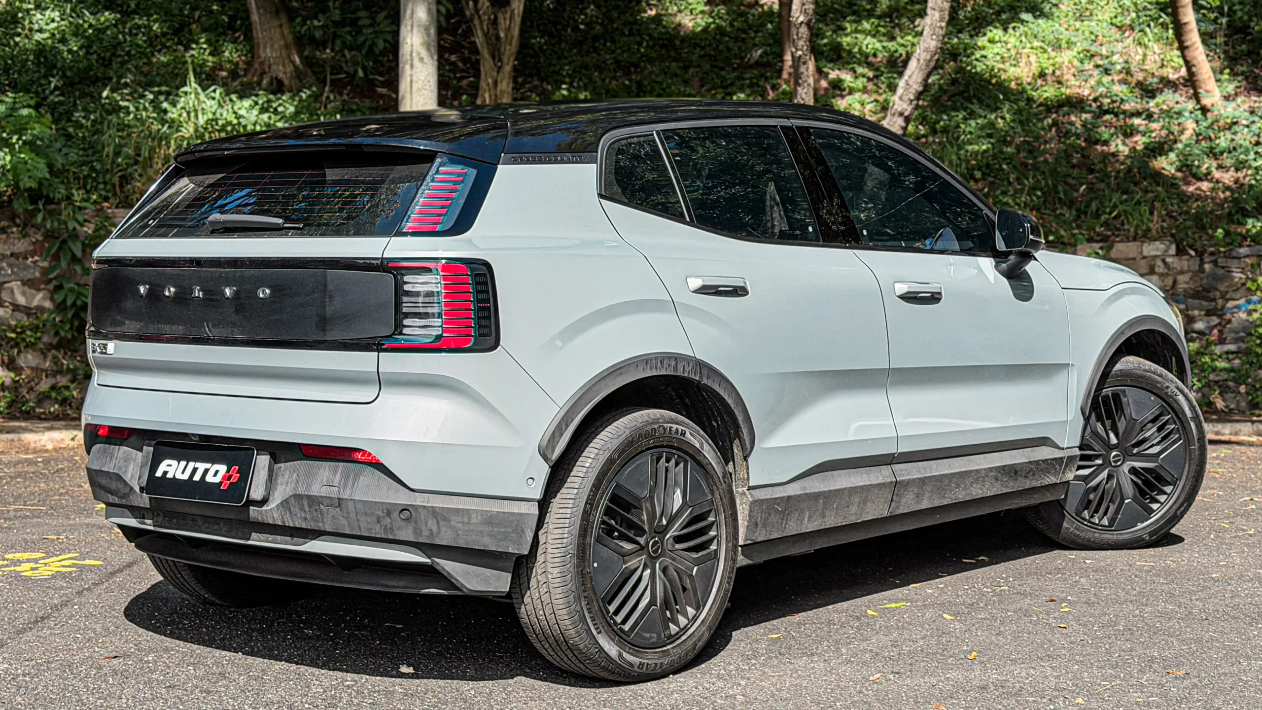 Volvo EX30 Cross Country estático para avaliação e teste