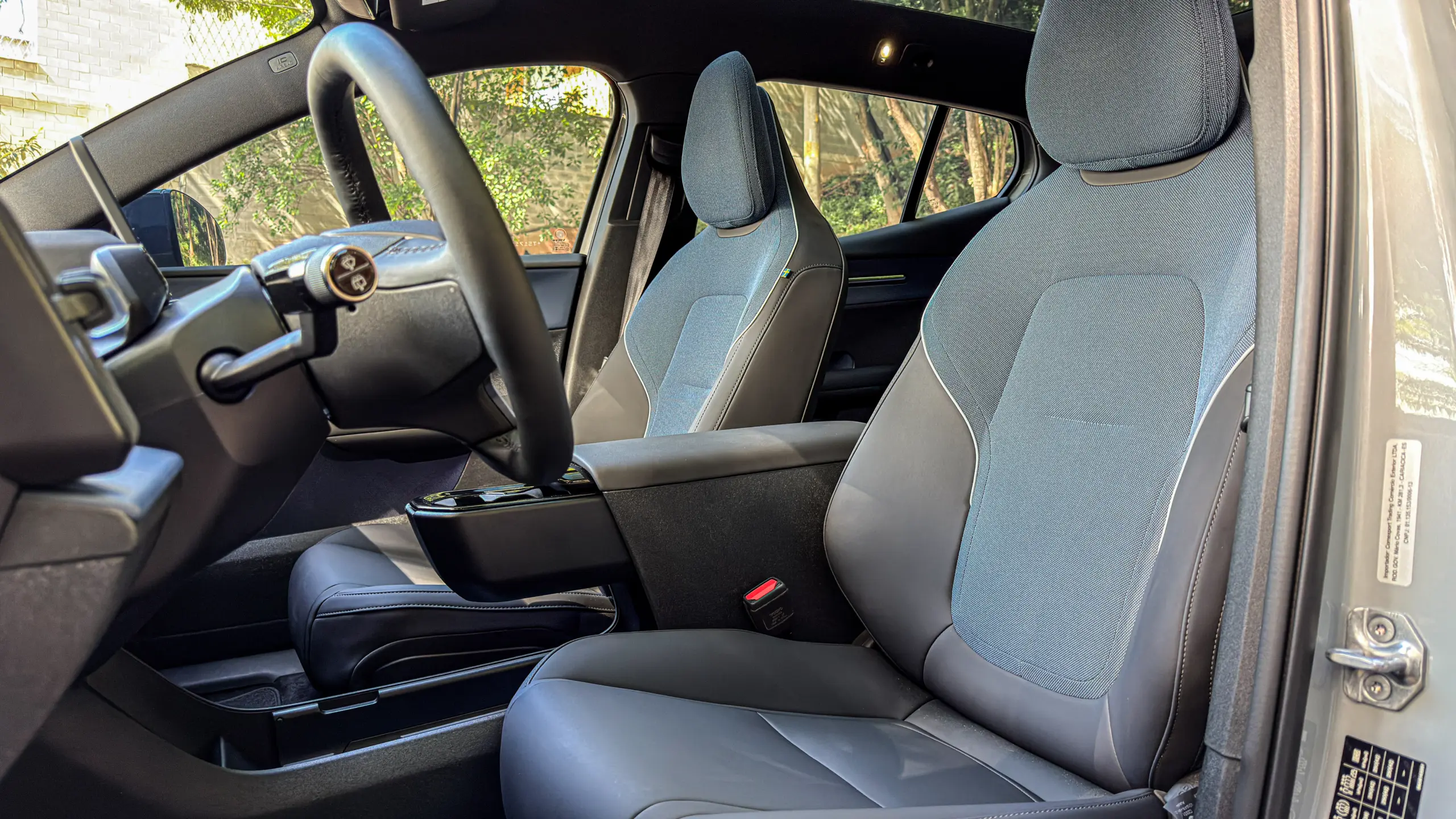 Volvo EX30 Cross Country estático no interior para avaliação e teste