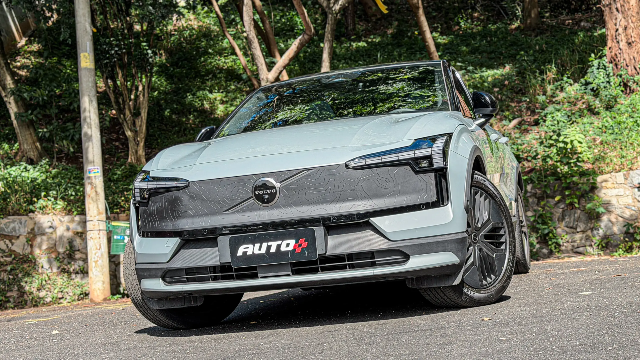 Volvo EX30 Cross Country estático para avaliação e teste