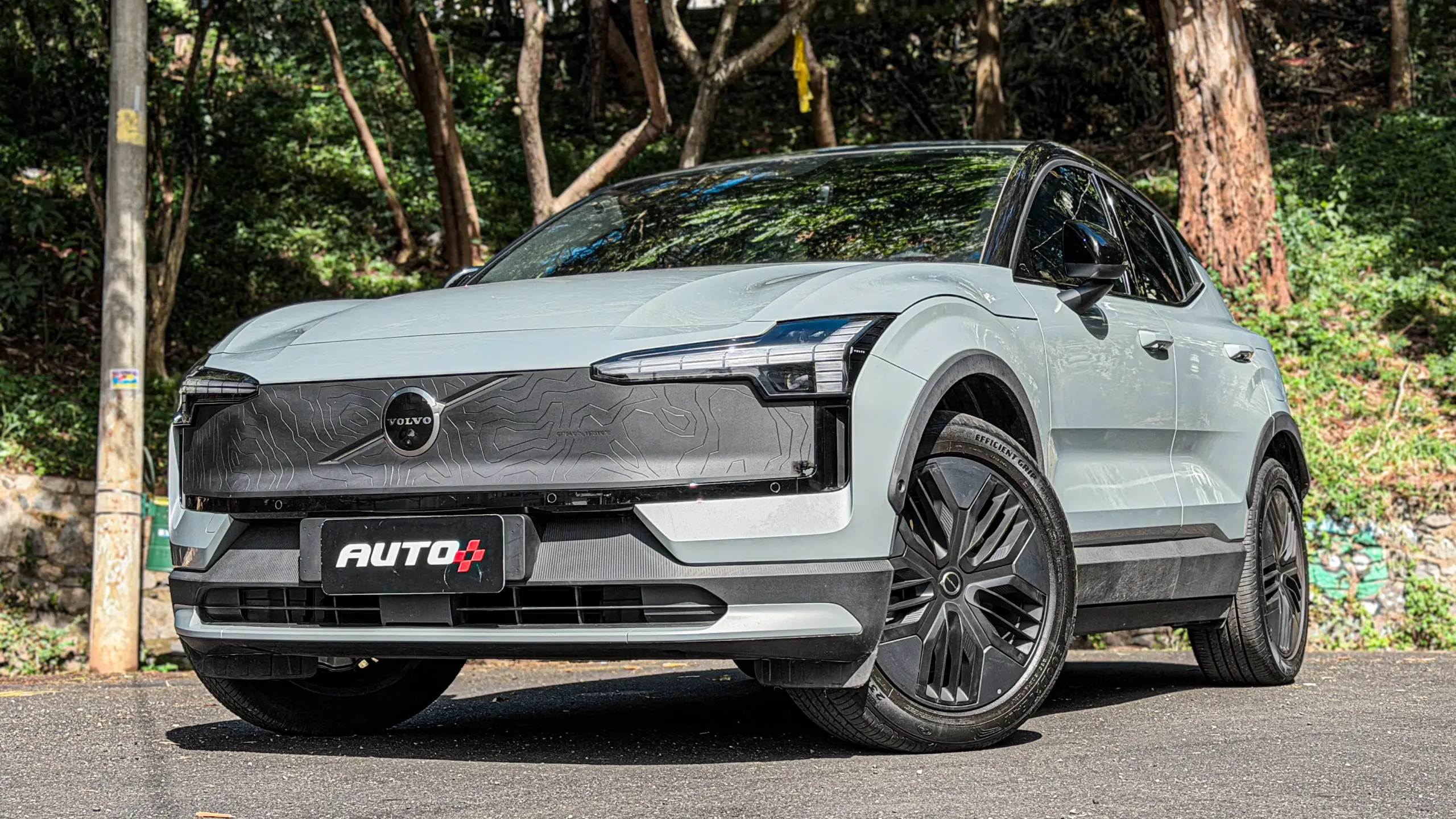 Volvo EX30 Cross Country estático para avaliação e teste