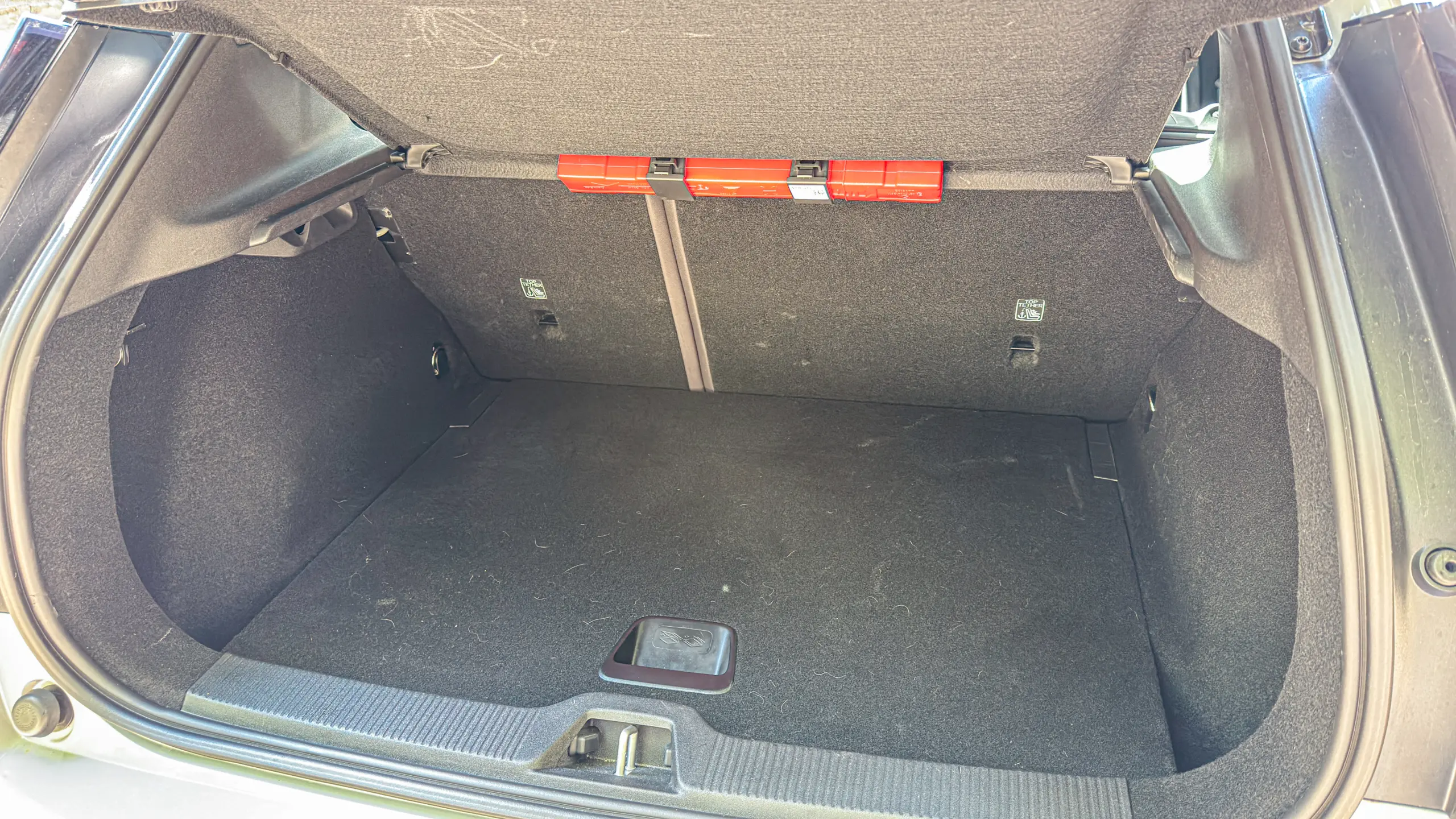 Volvo EX30 Cross Country estático no interior para avaliação e teste porta-malas