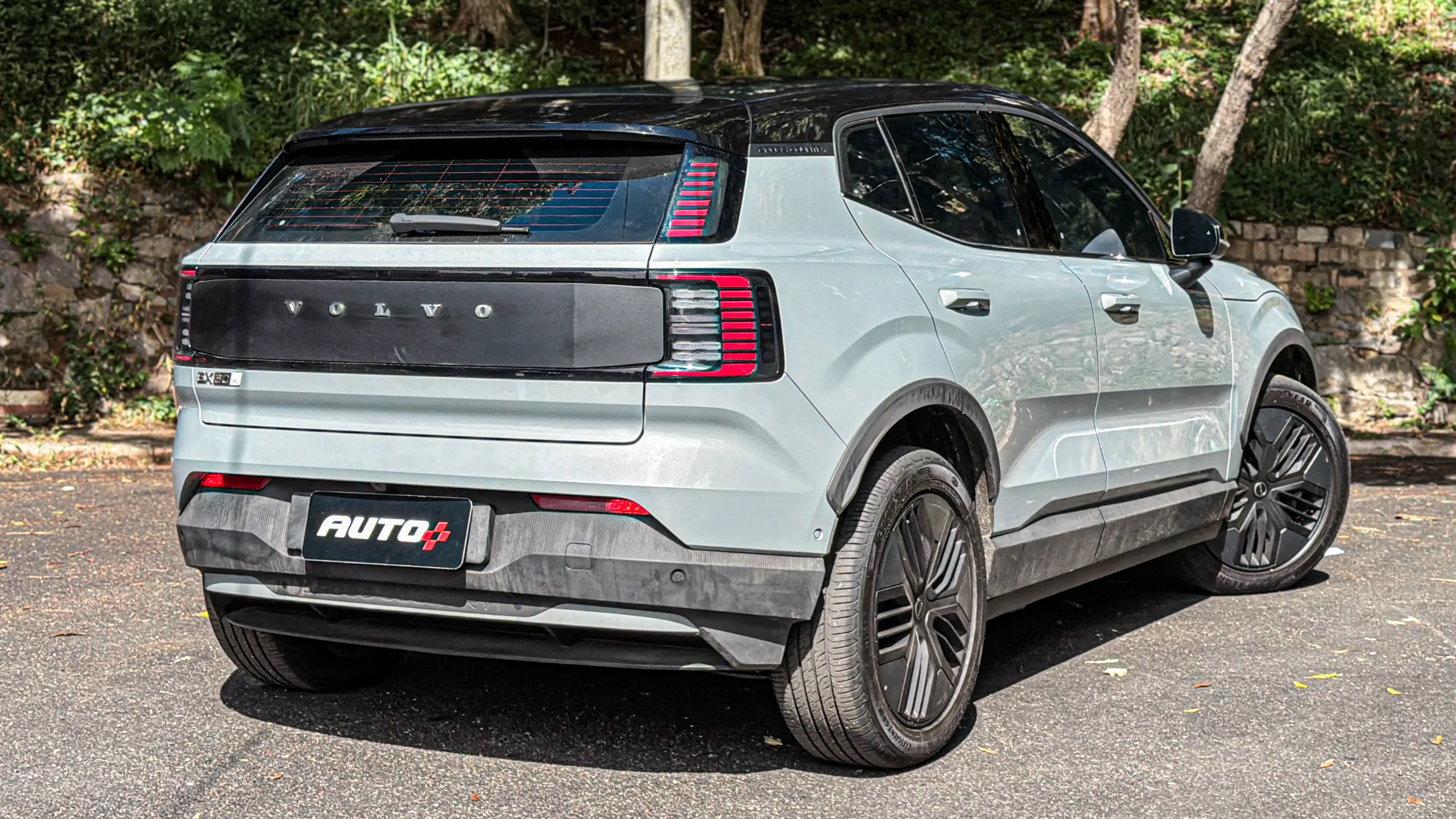Volvo EX30 Cross Country estático para avaliação e teste