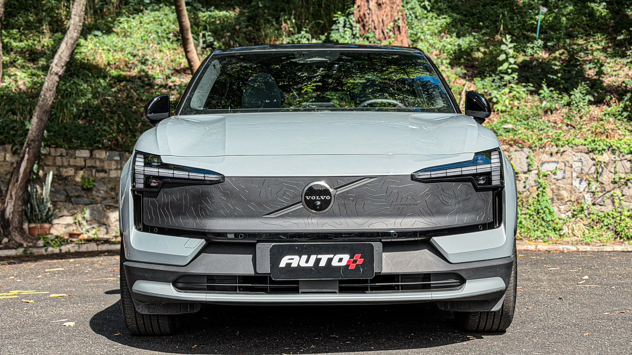 Volvo EX30 Cross Country estático para avaliação e teste