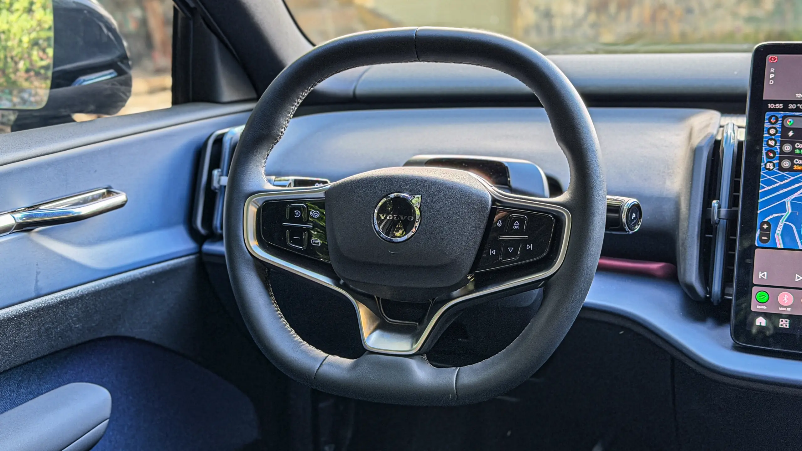 Volvo EX30 Cross Country estático no interior para avaliação e teste