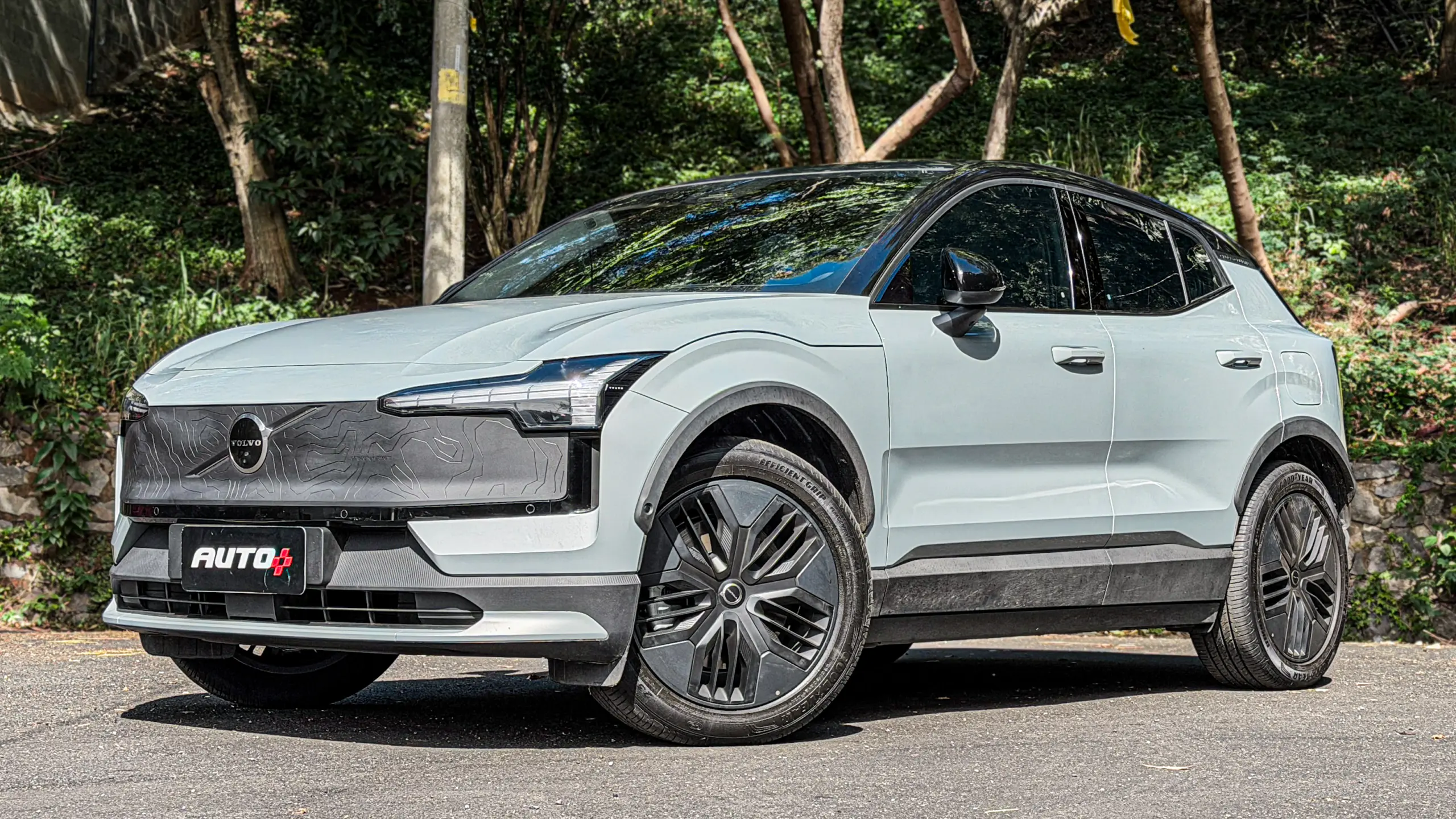 Volvo EX30 Cross Country estático para avaliação e teste
