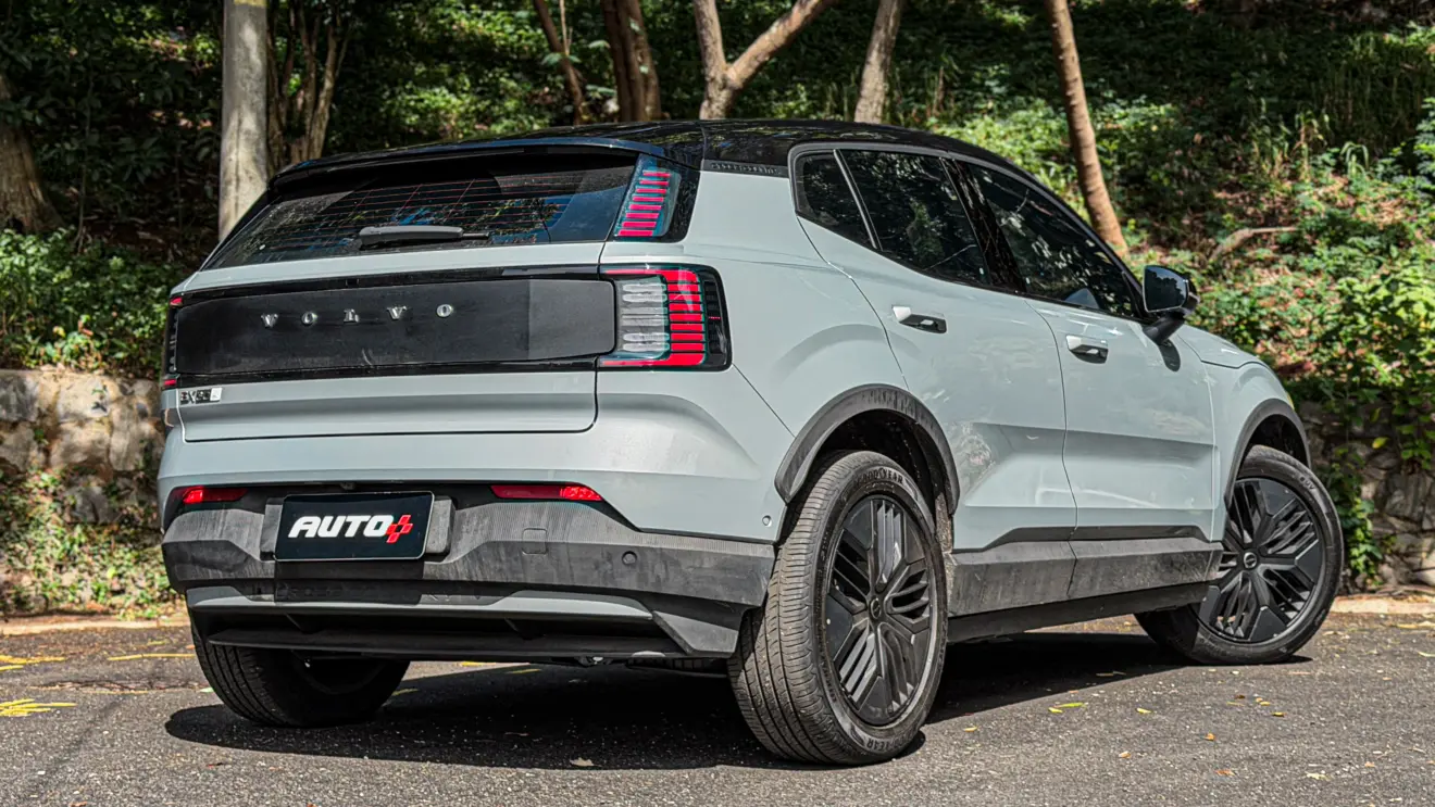 Volvo EX30 Cross Country estático para avaliação e teste