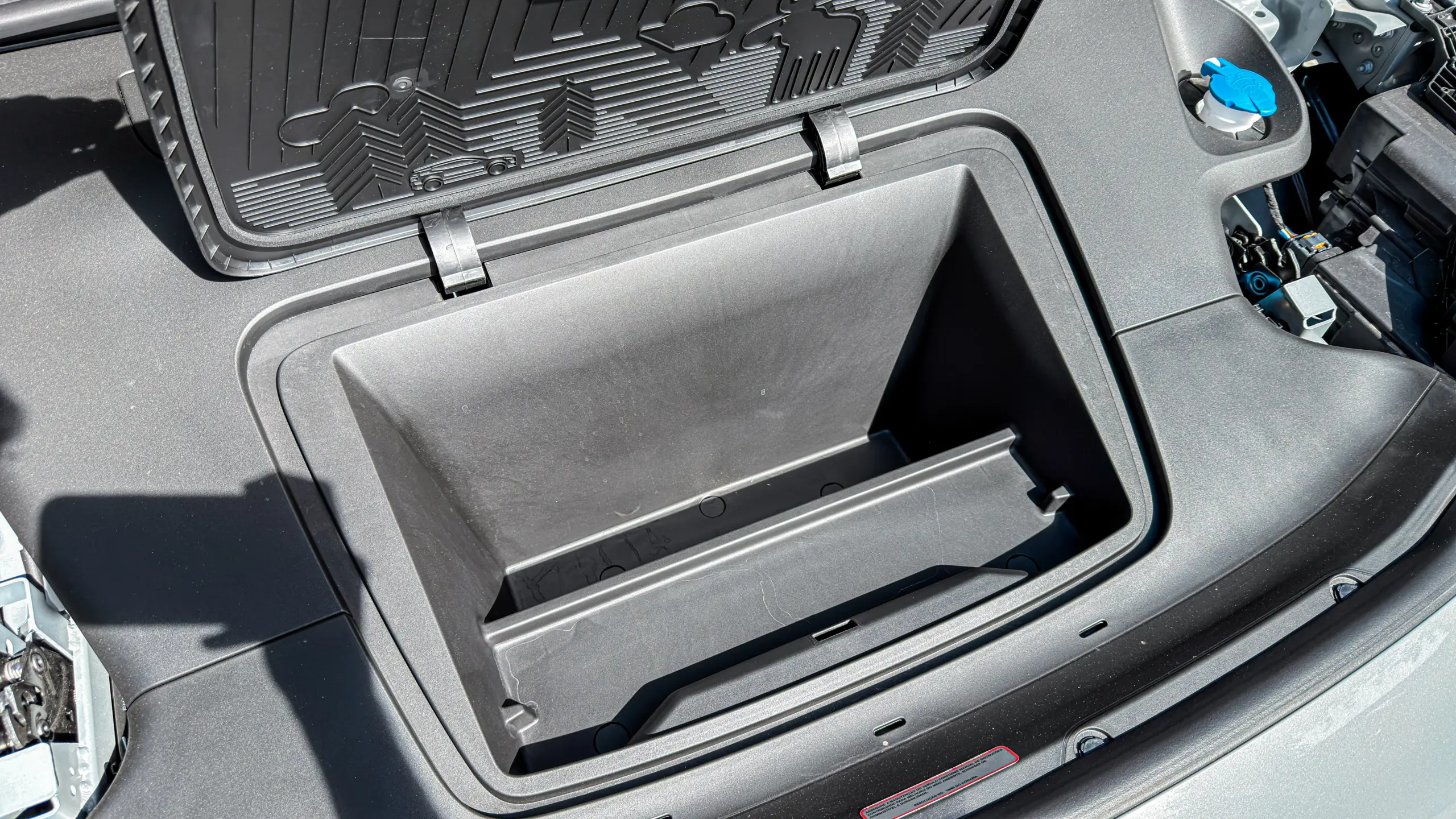 Volvo EX30 Cross Country estático no interior para avaliação e teste frunk