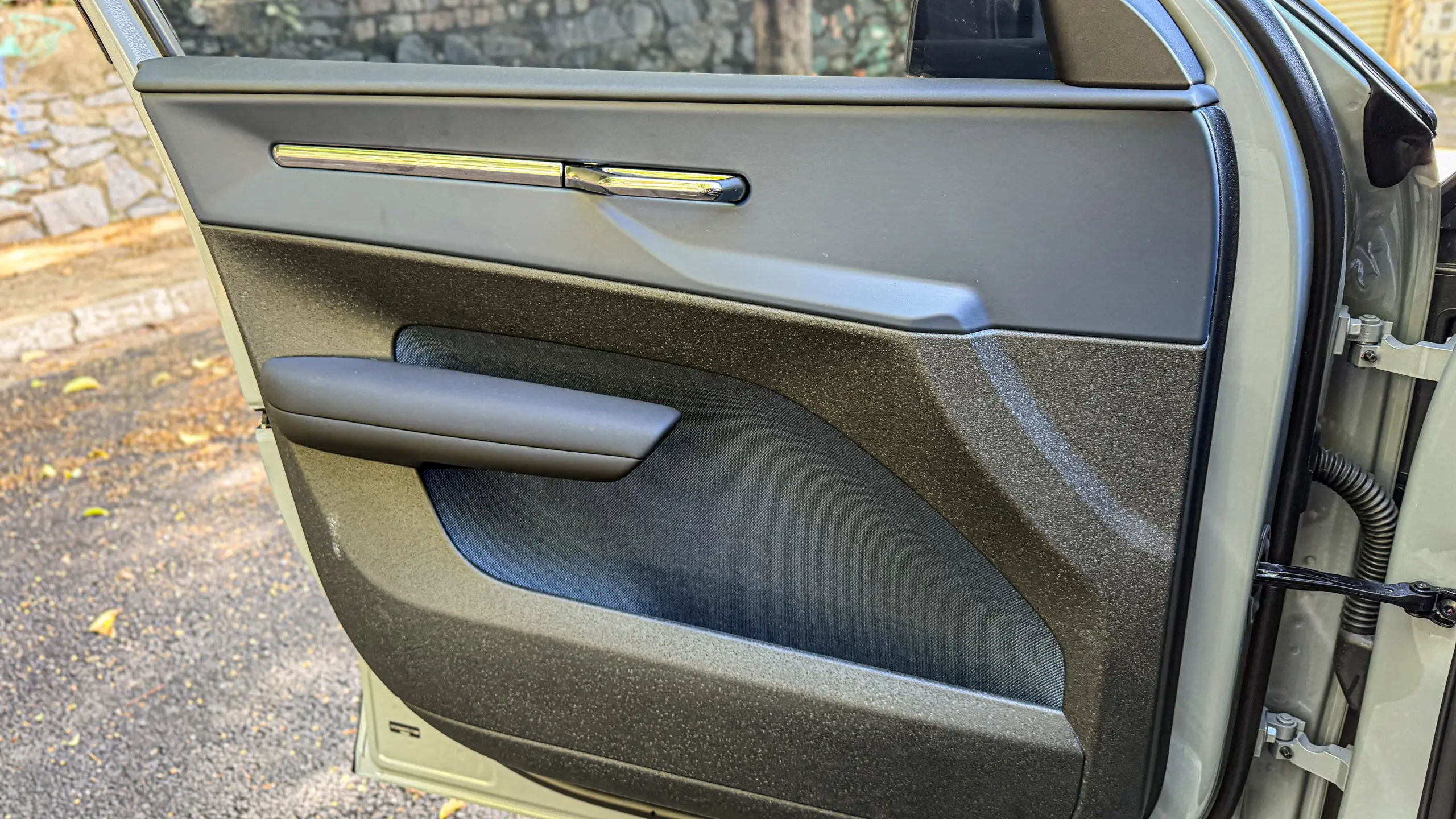 Volvo EX30 Cross Country estático no interior para avaliação e teste