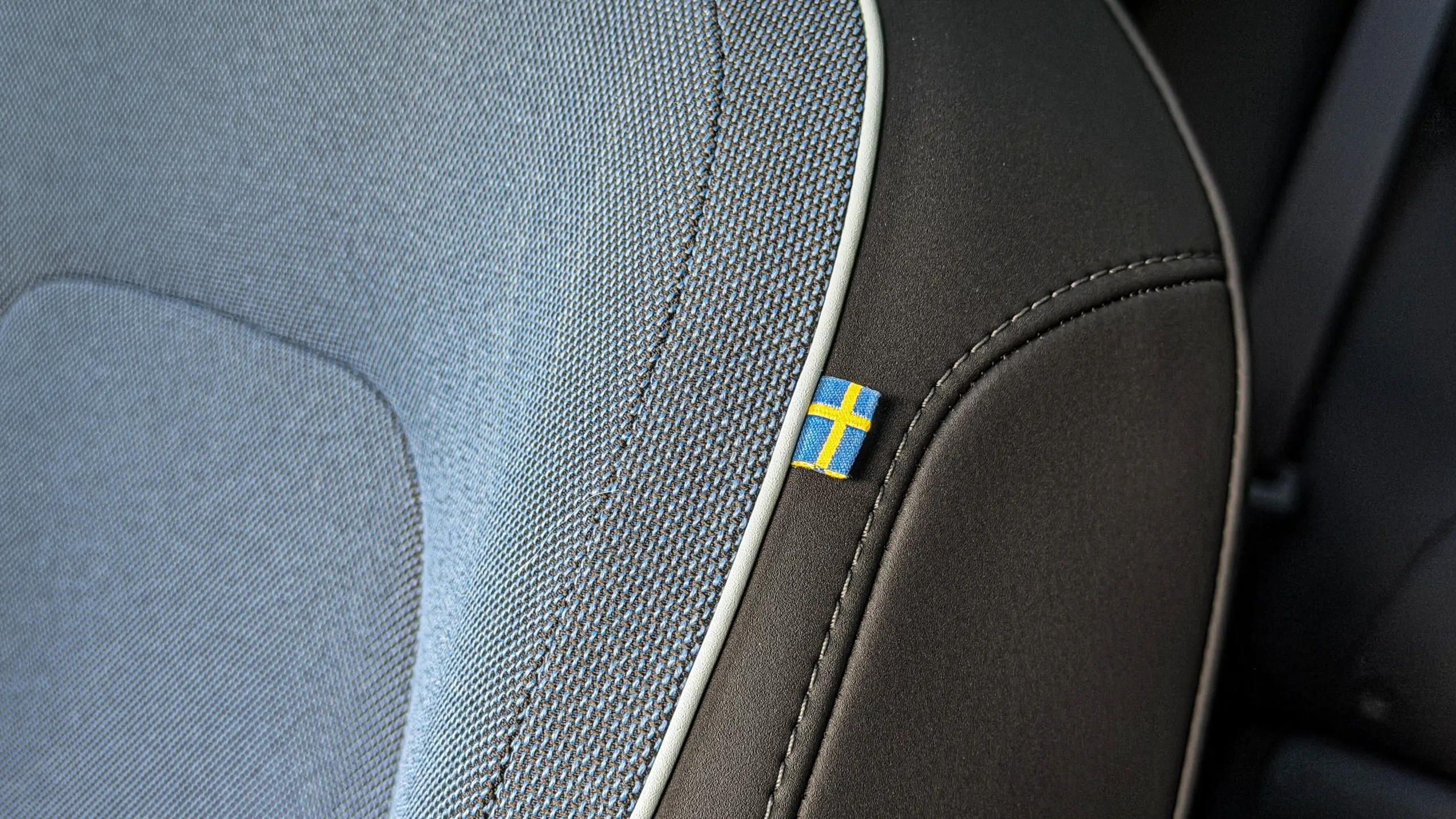 Volvo EX30 Cross Country estático no interior para avaliação e teste
