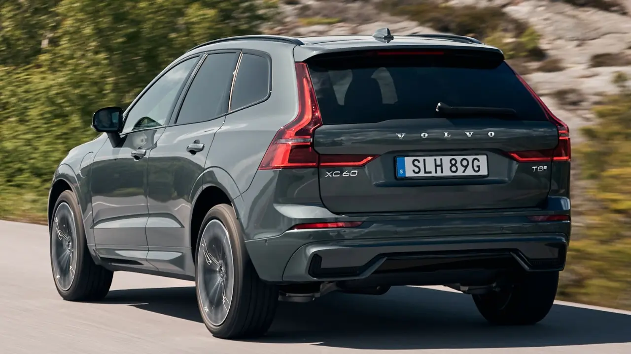 Volvo XC60 verde em movimento no asfalto