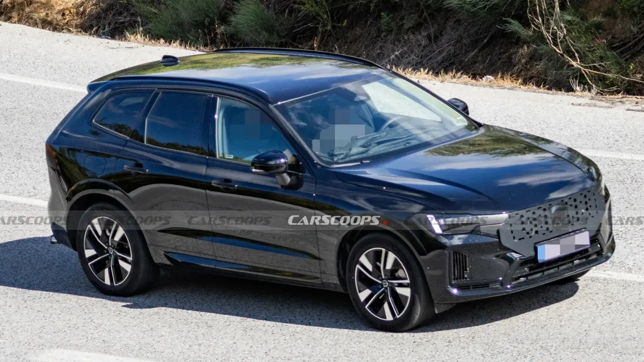 Volvo XC60 restilização em movimento na cor preta linha 2027