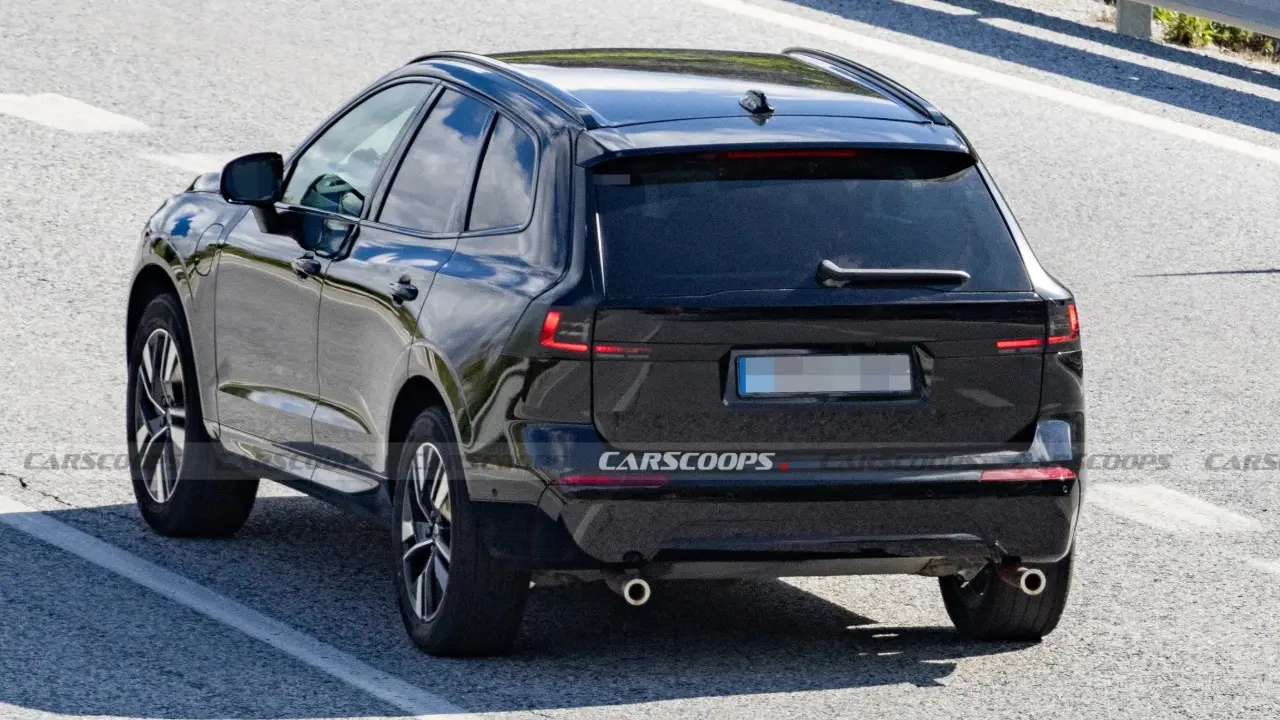Volvo XC60 restilização em movimento na cor preta linha 2027