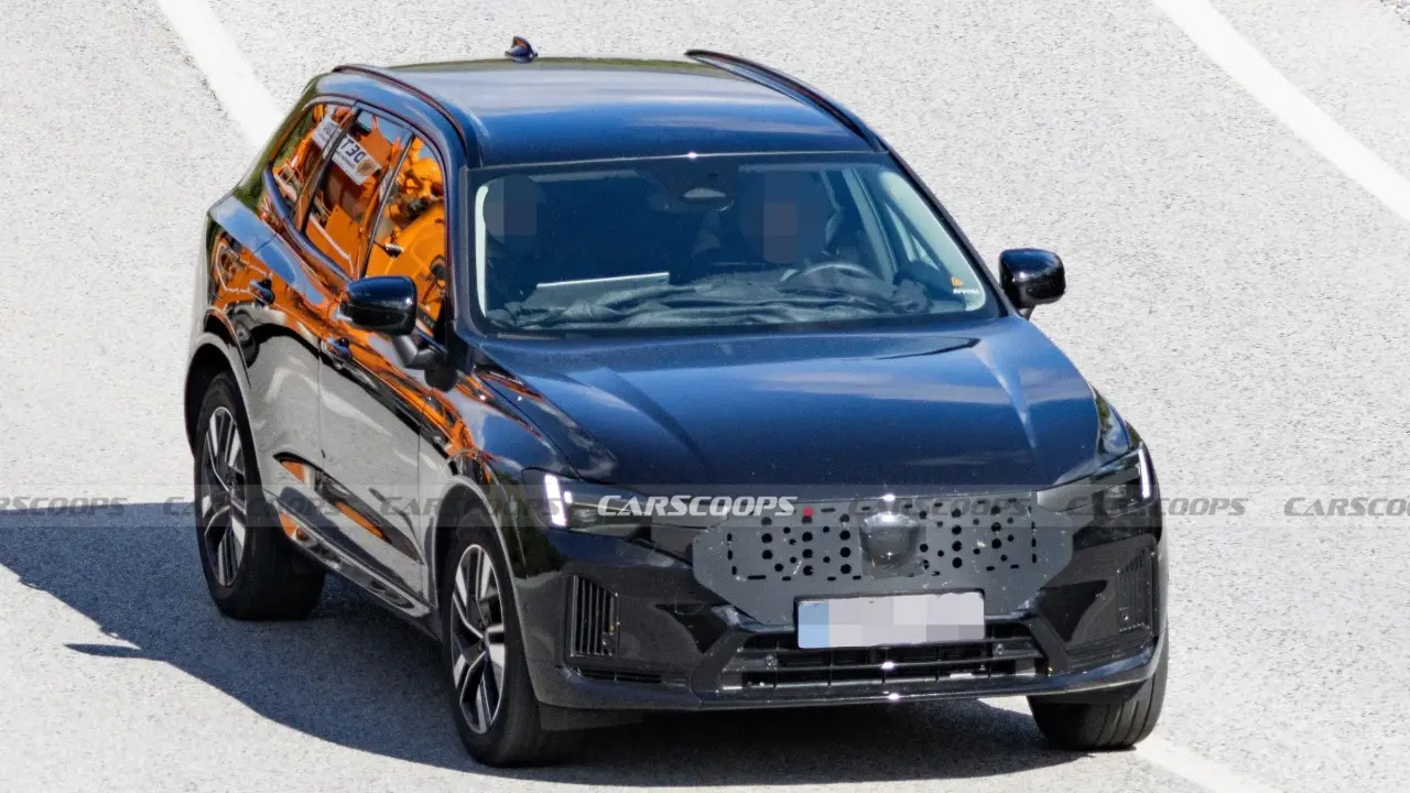 Volvo XC60 restilização em movimento na cor preta linha 2027