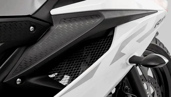 Motos: detalhe da carenagem da Yamaha R15 ABS