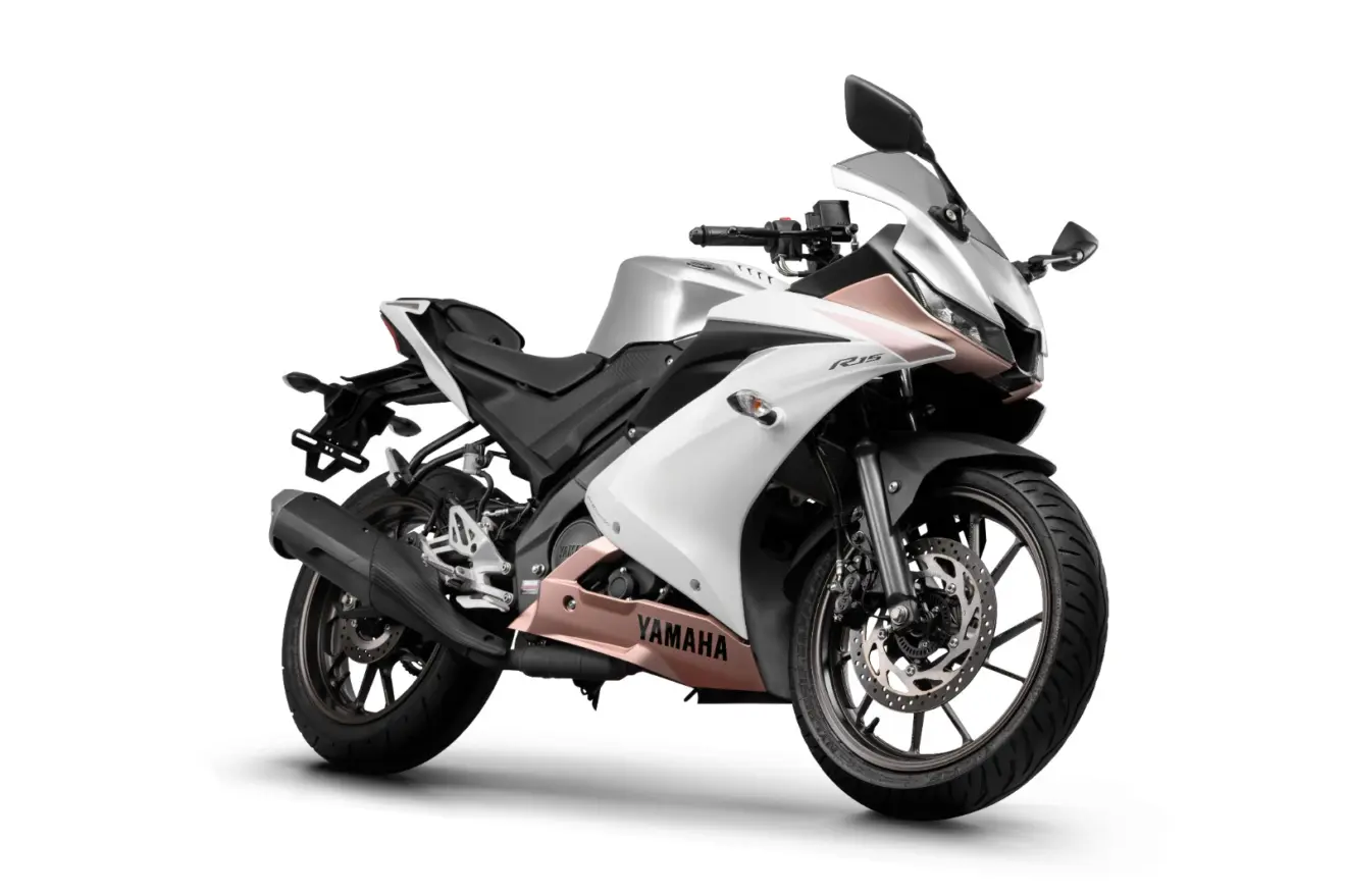 Yamaha R15 ABS prata e bronza parada de lateral com fundo neutro