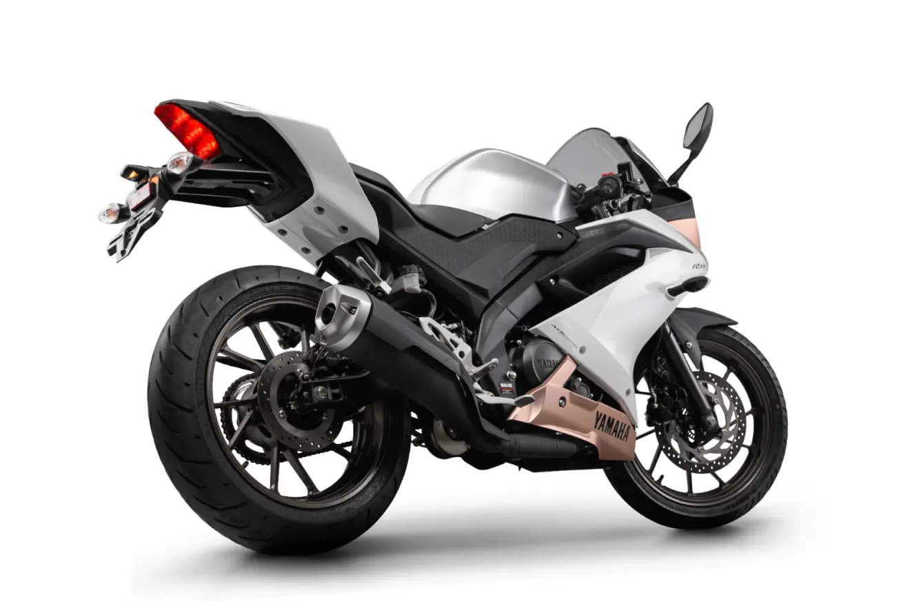 Yamaha R15 ABS prata e bronza parada de traseira com fundo neutro