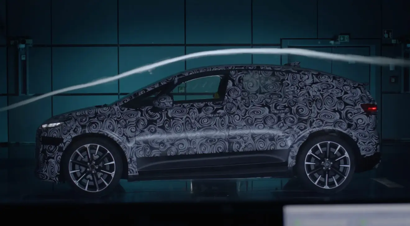 Audi A2 e-tron camuflado de lado em um tunel de vento