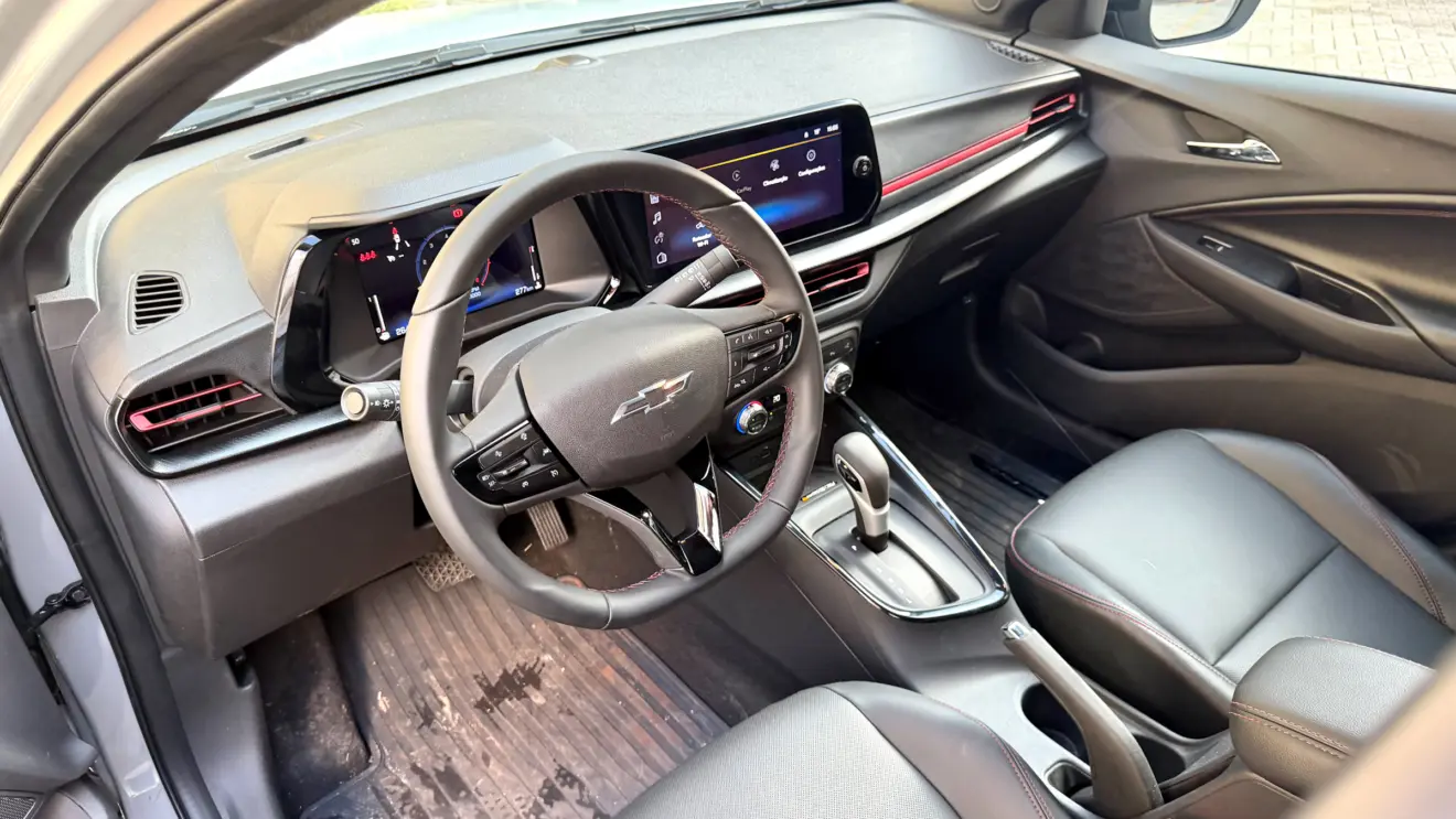 cabine interior Chevrolet Sonic RS [Auto+ / João Brigato]