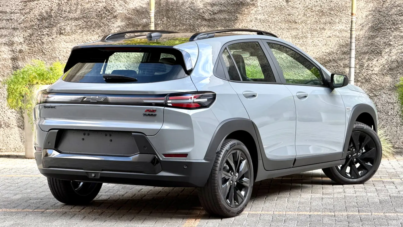Chevrolet Sonic RS cinza de traseira