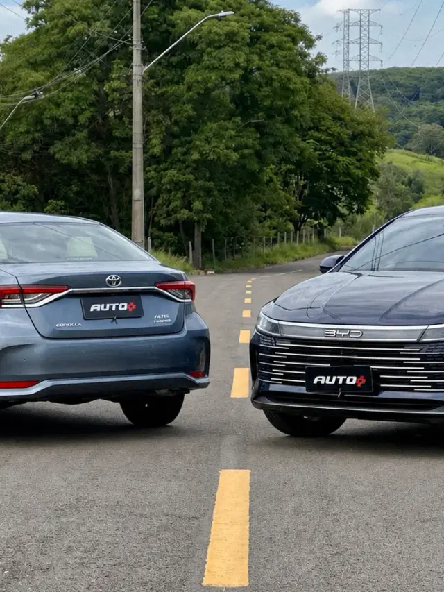 Toyota Corolla sedã ao lado do BYD King azul