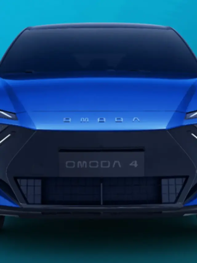 Omoda 4 BEV azul de frente em um fundo azul