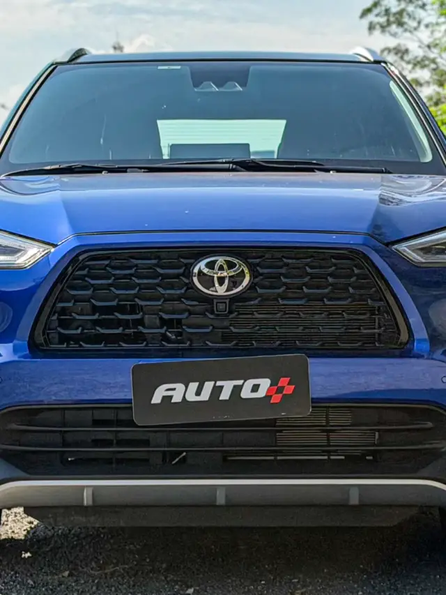 Toyota Yaris Cross XRX estático na cor Azul Netuno