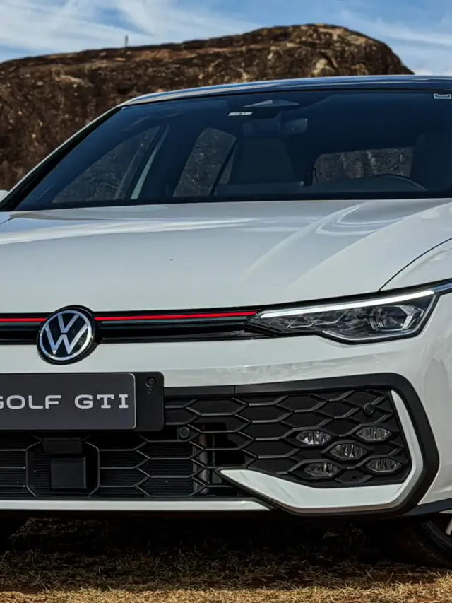 Volkswagen Golf GTI estático na cor branca no gramado