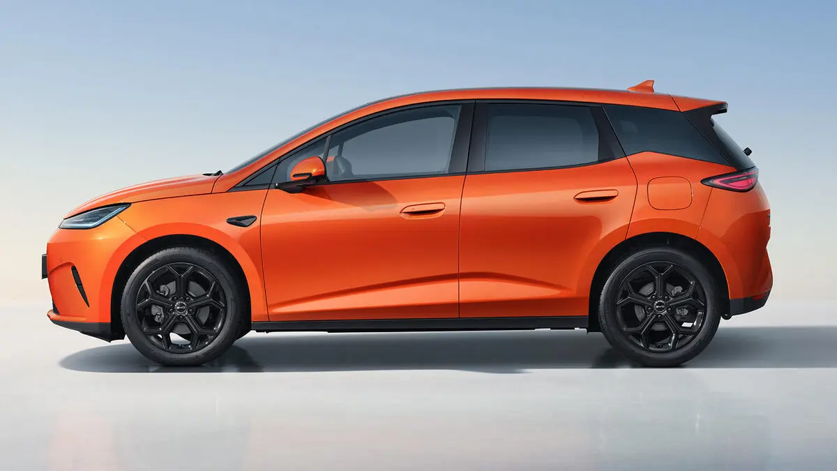 BYD Dolphin G híbrido de lado laranja