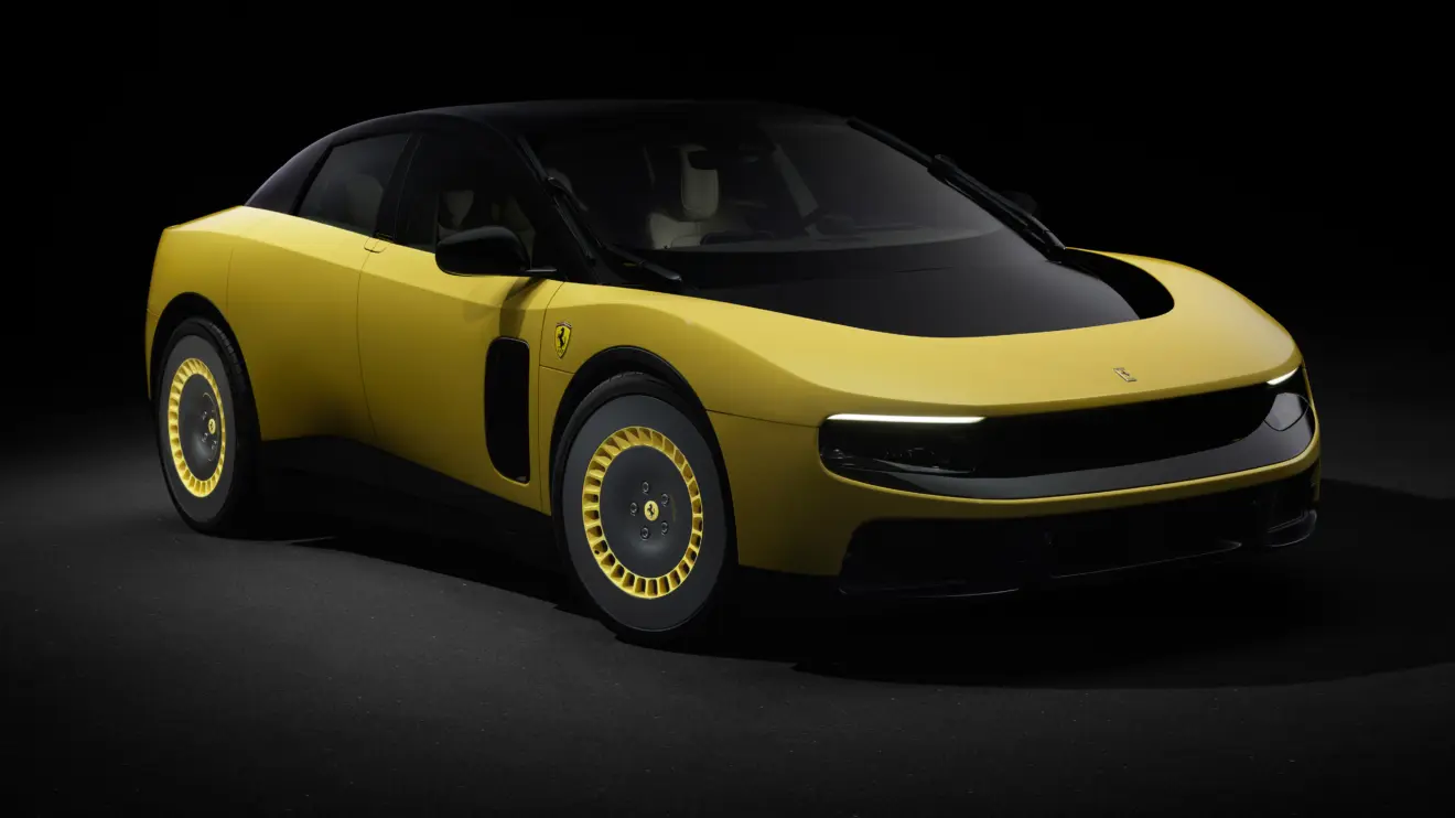 Ferrari Luce amarelo de frente em um cenário todo preto